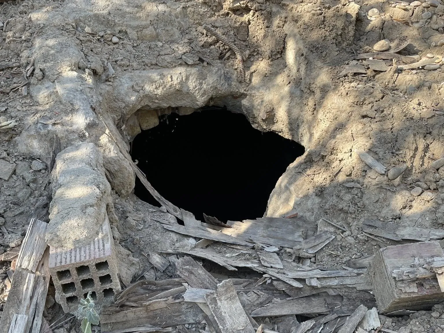Entrada a la fuente del nazareno en Villa del Río, sin señalización