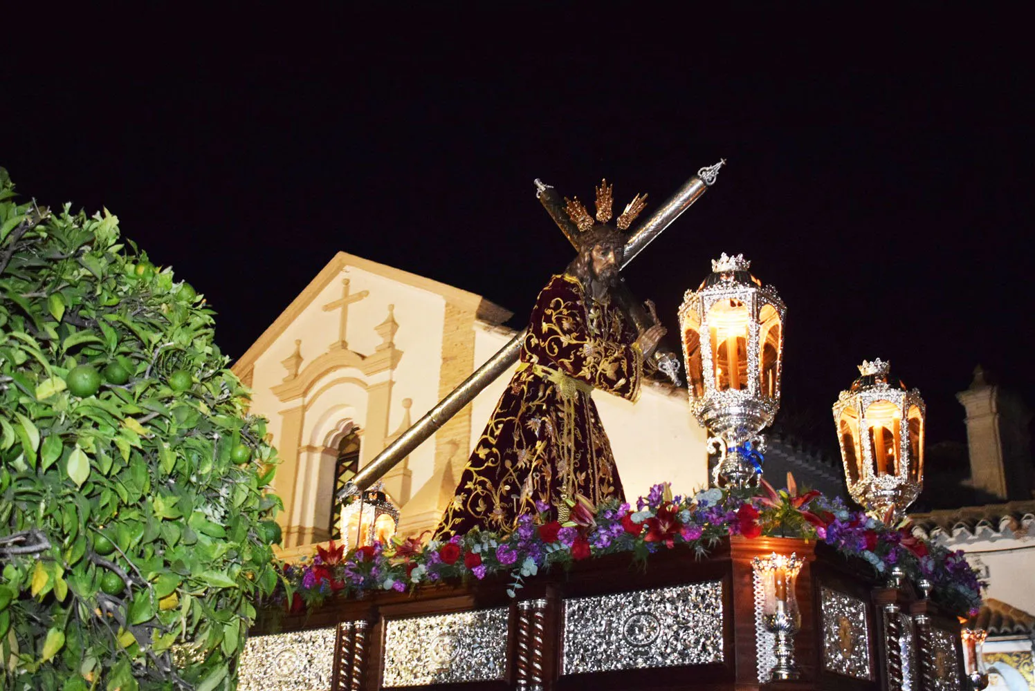 El Nazareno por las calles de Lopera. Foto: Antonio Martín