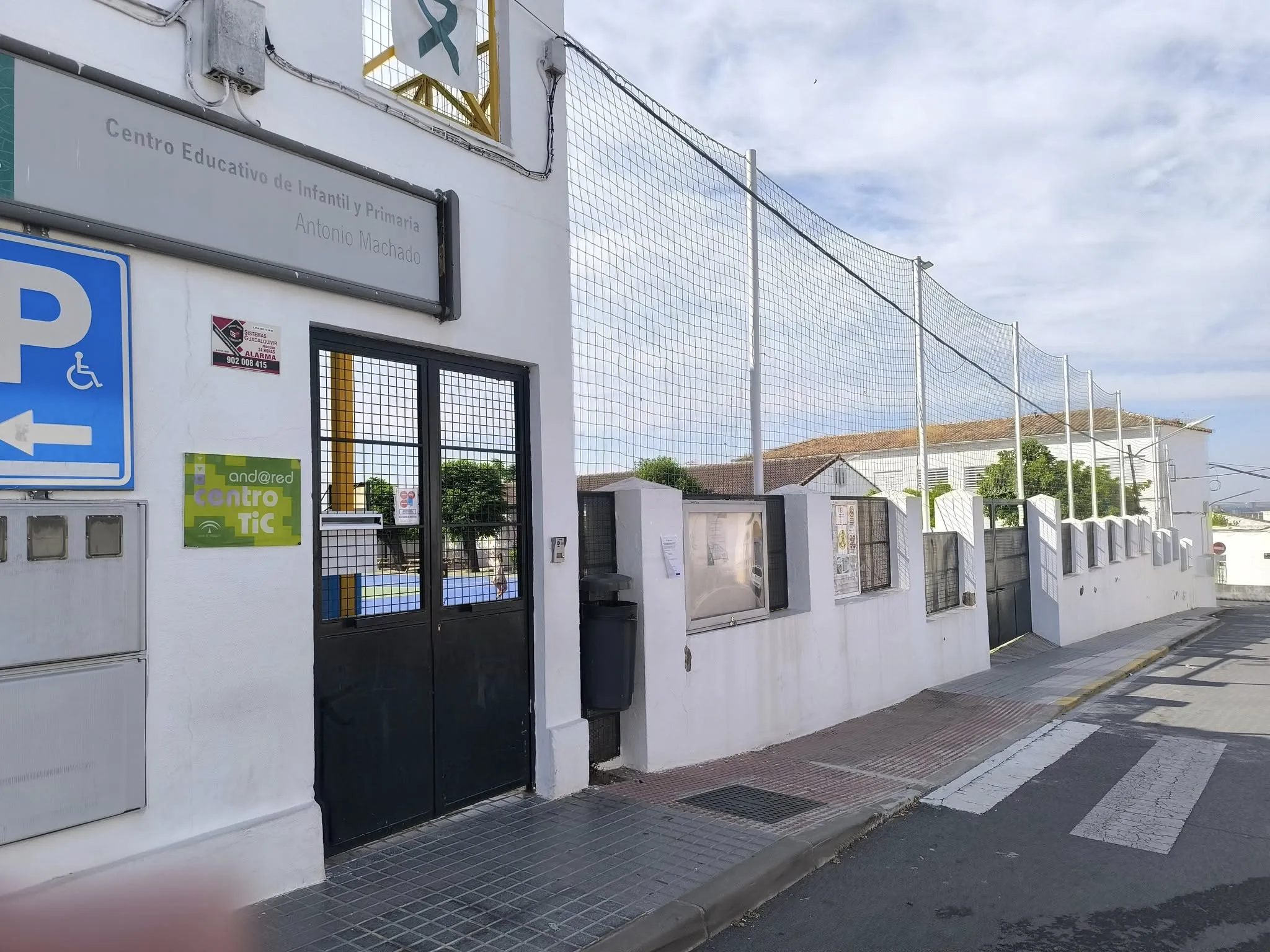 Fachada del CEIP Antonio Machado de Pedro Abad.