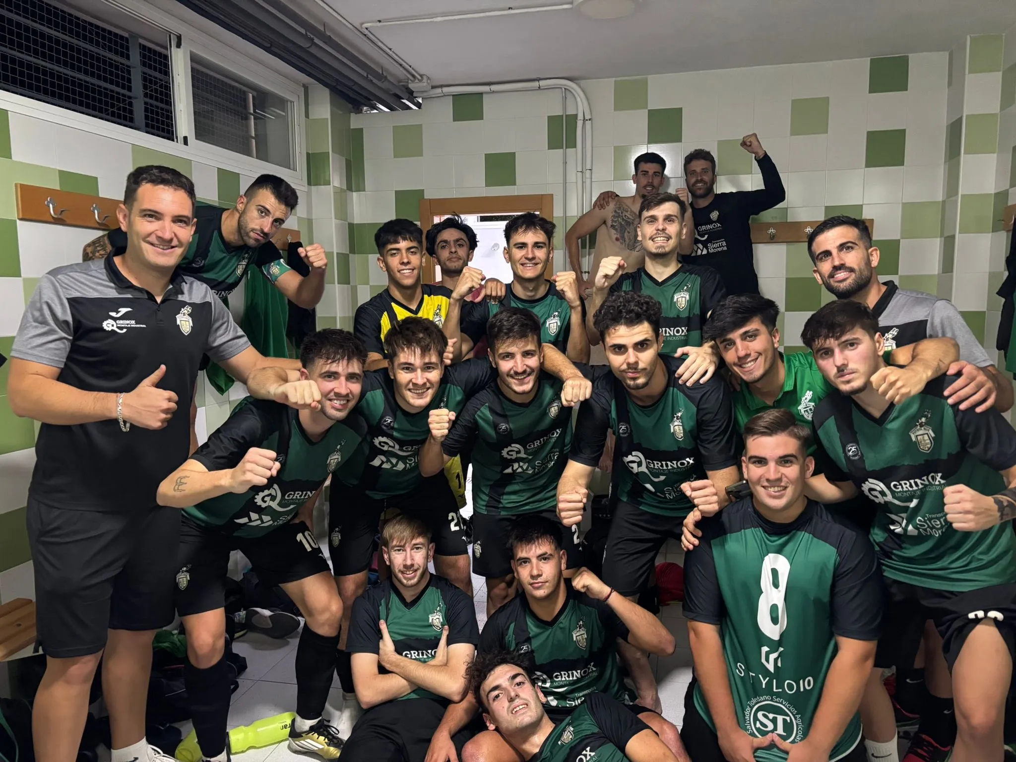 El Bujalance celebrando su triunfo en el derbi ante Villafranca