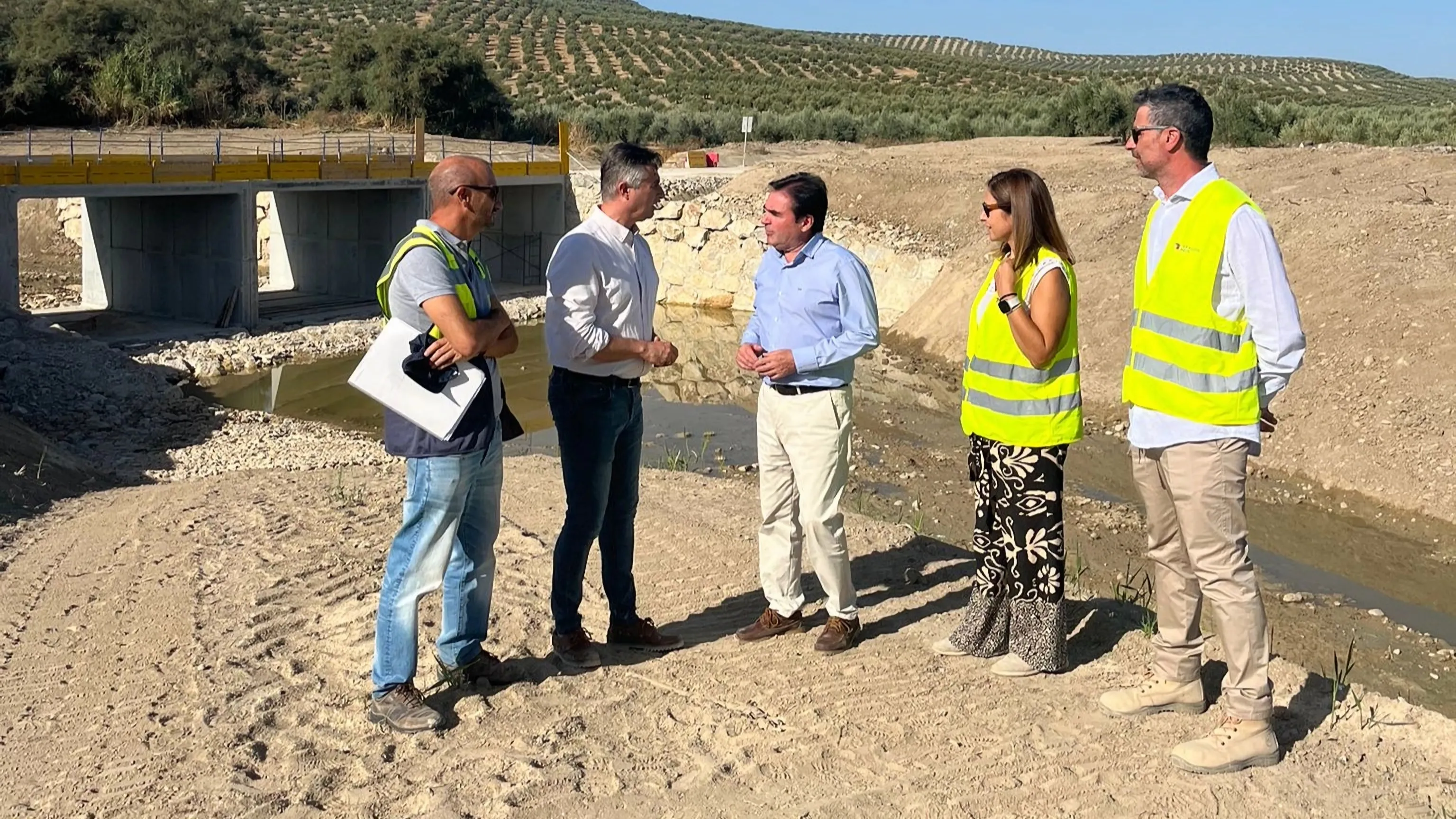 En el centro, José Luis Agea conversa con Miguel Moreno durante la visita a estas obras. Foto: Diputación de Jaén