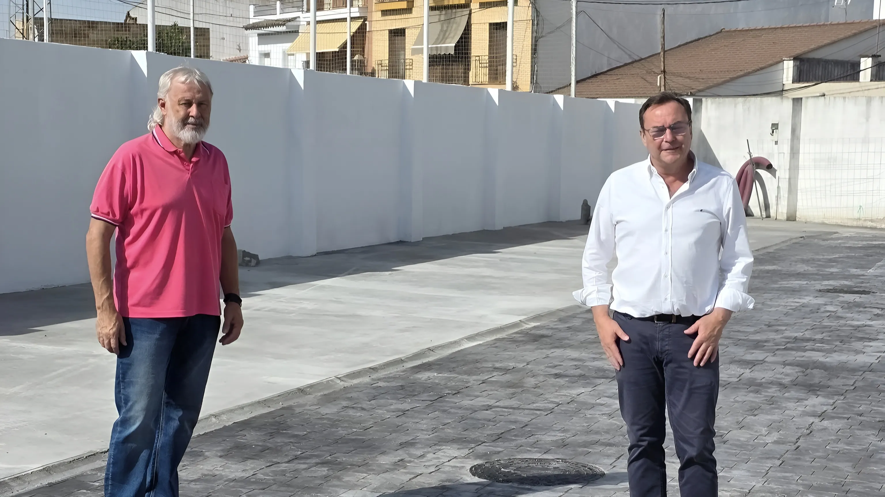 El alcalde de Villafranca, Francisco Palomares junto al concejal de deportes Genaro Garrido, visitan las obras del nuevo aparcamiento