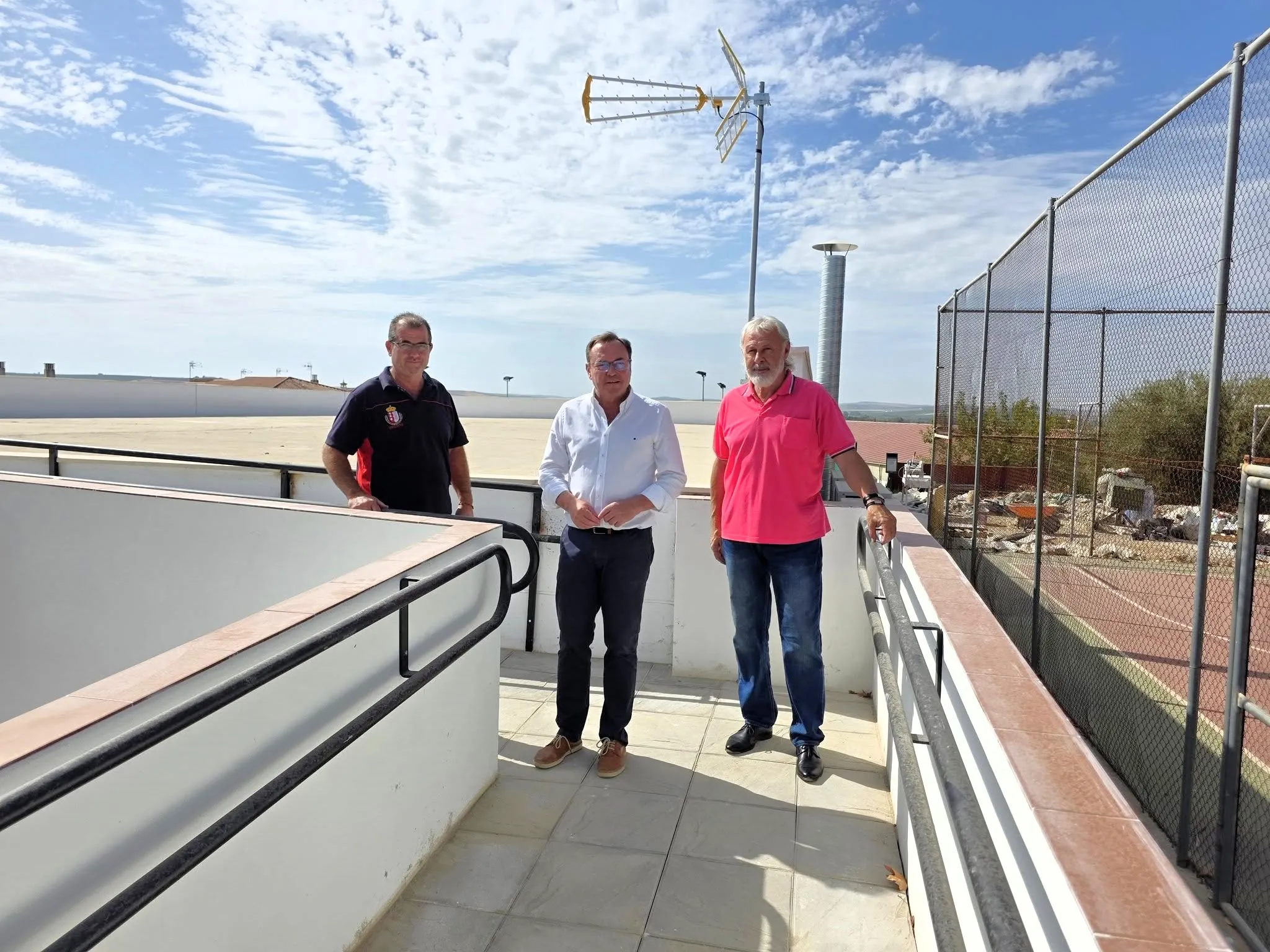 El alcalde de Villafranca, Francisco Palomares junto al concejal de deportes Genaro Garrido, visitan la obra de la nueva rampa que dará acceso a la cubierta del gimnasio municipal