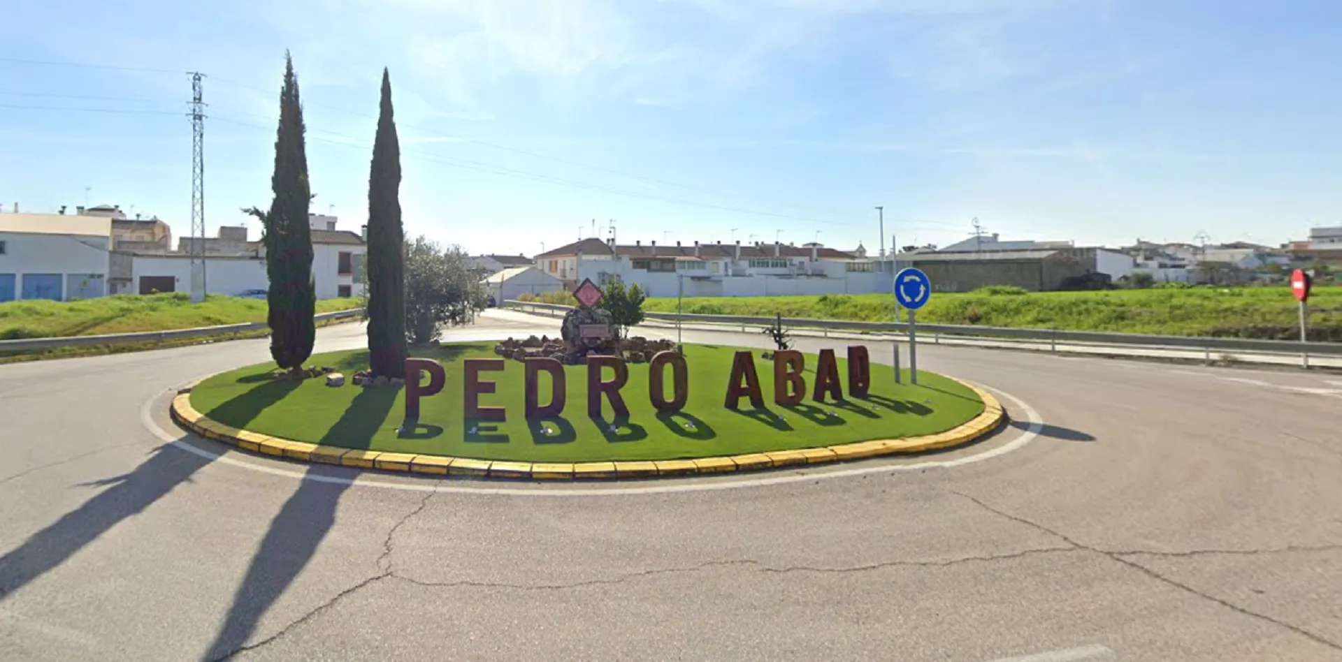 La Diputación y el Ayuntamiento de Pedro Abad adjudican la reforma de la Redonda de la Estación por 600.000 euros. Las obras comenzarán en los próximos meses.