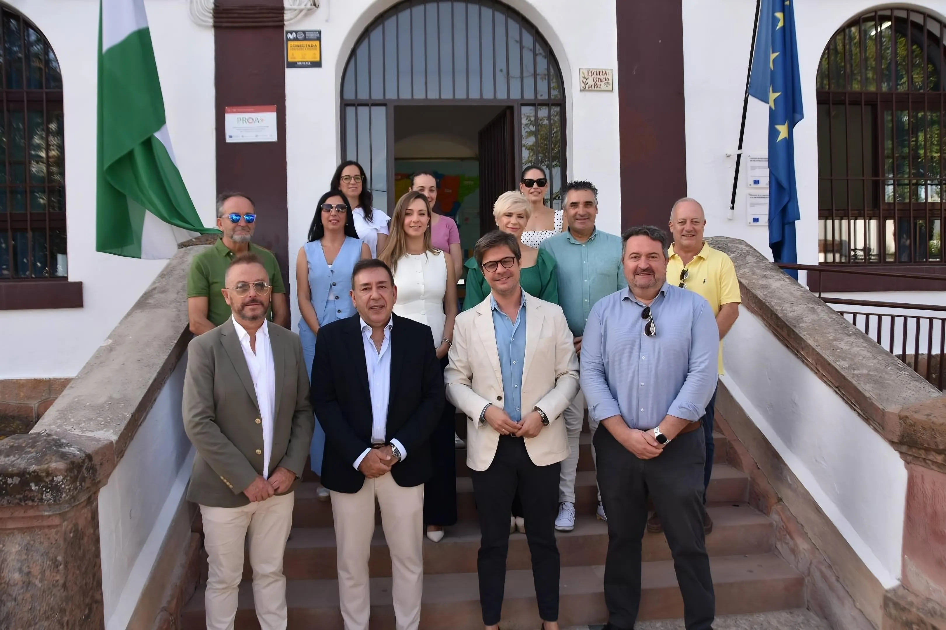 El delegado de Desarrollo Educativo de la Junta de Andalucía en Córdoba, Diego Ángel Copé, junto al alcalde de Villa del Río Jesús Morales y otras personalidades.