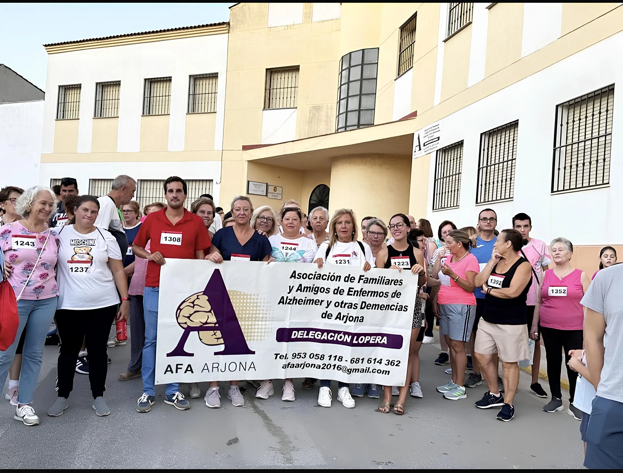 Marcha solidaria de AFA Arjona con muchos vecinos de Lopera. Foto: Ayuntamiento de Lopera