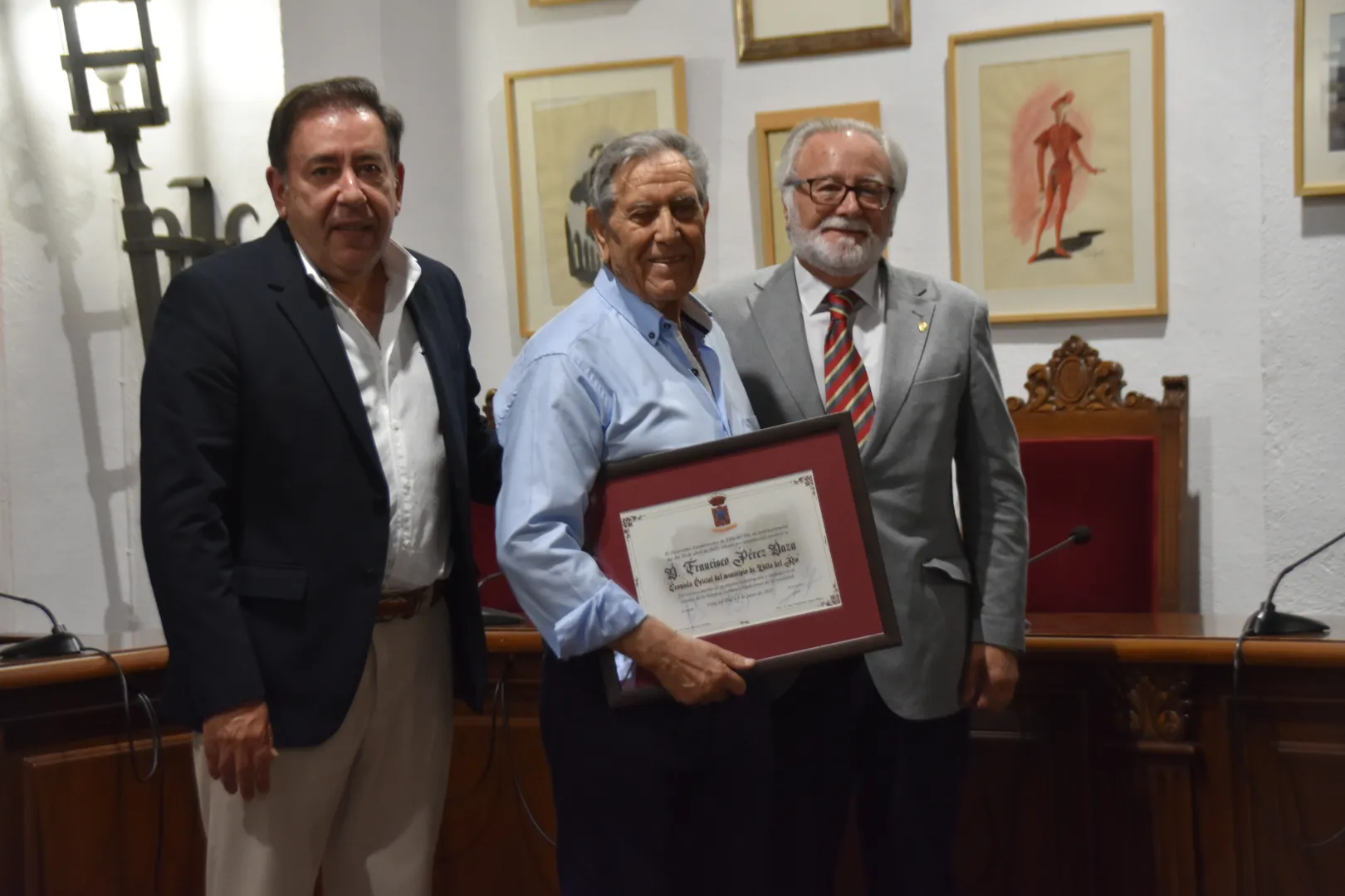 El alcalde y presidente de los cronistas de Córdoba junto a Fco. Pérez Daza. Foto: Ayuntamiento de Villa del Río