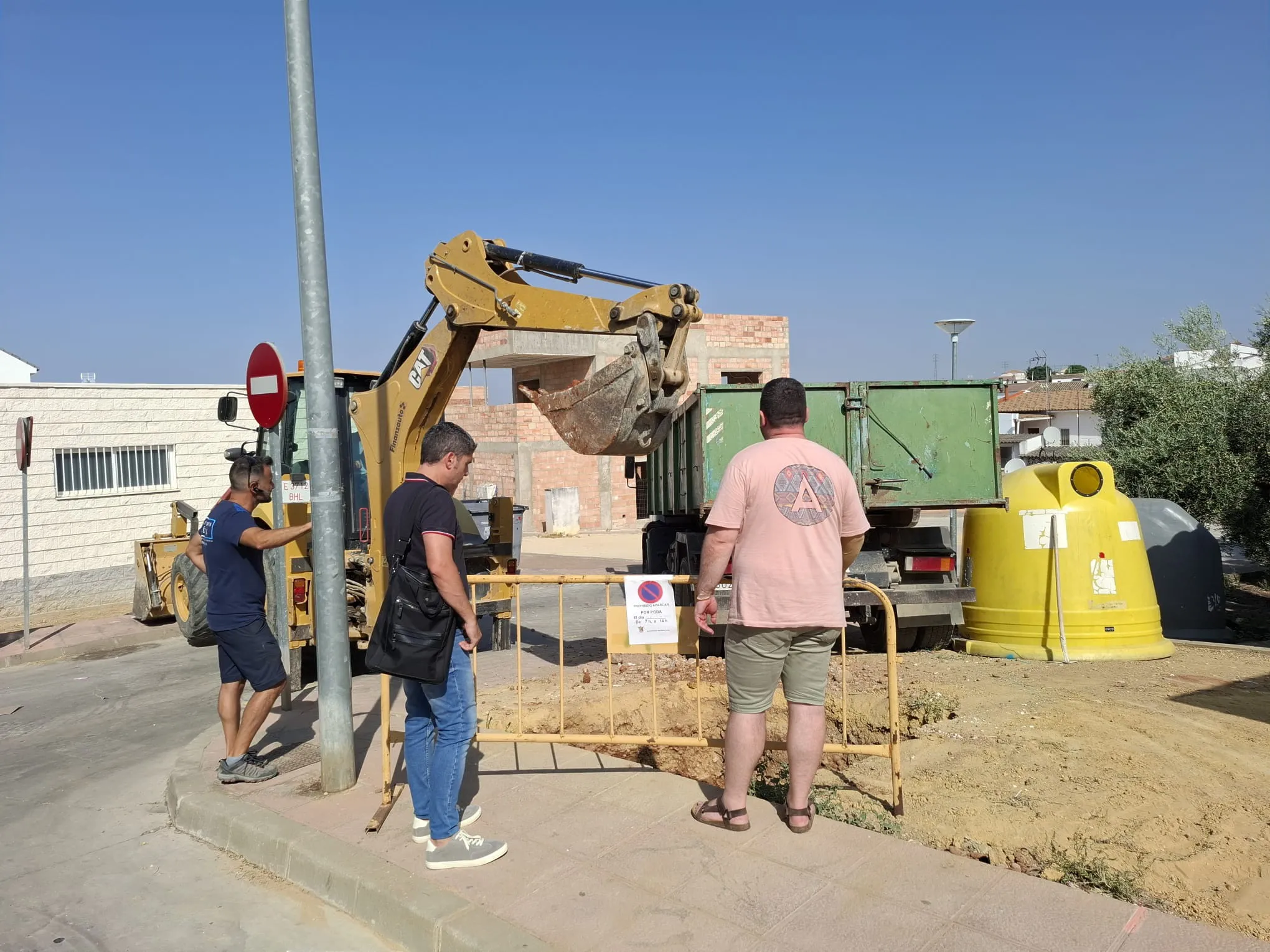 El alcalde de Pedro Abad observa la obra de posicionamiento del nuevo contenedor soterrado