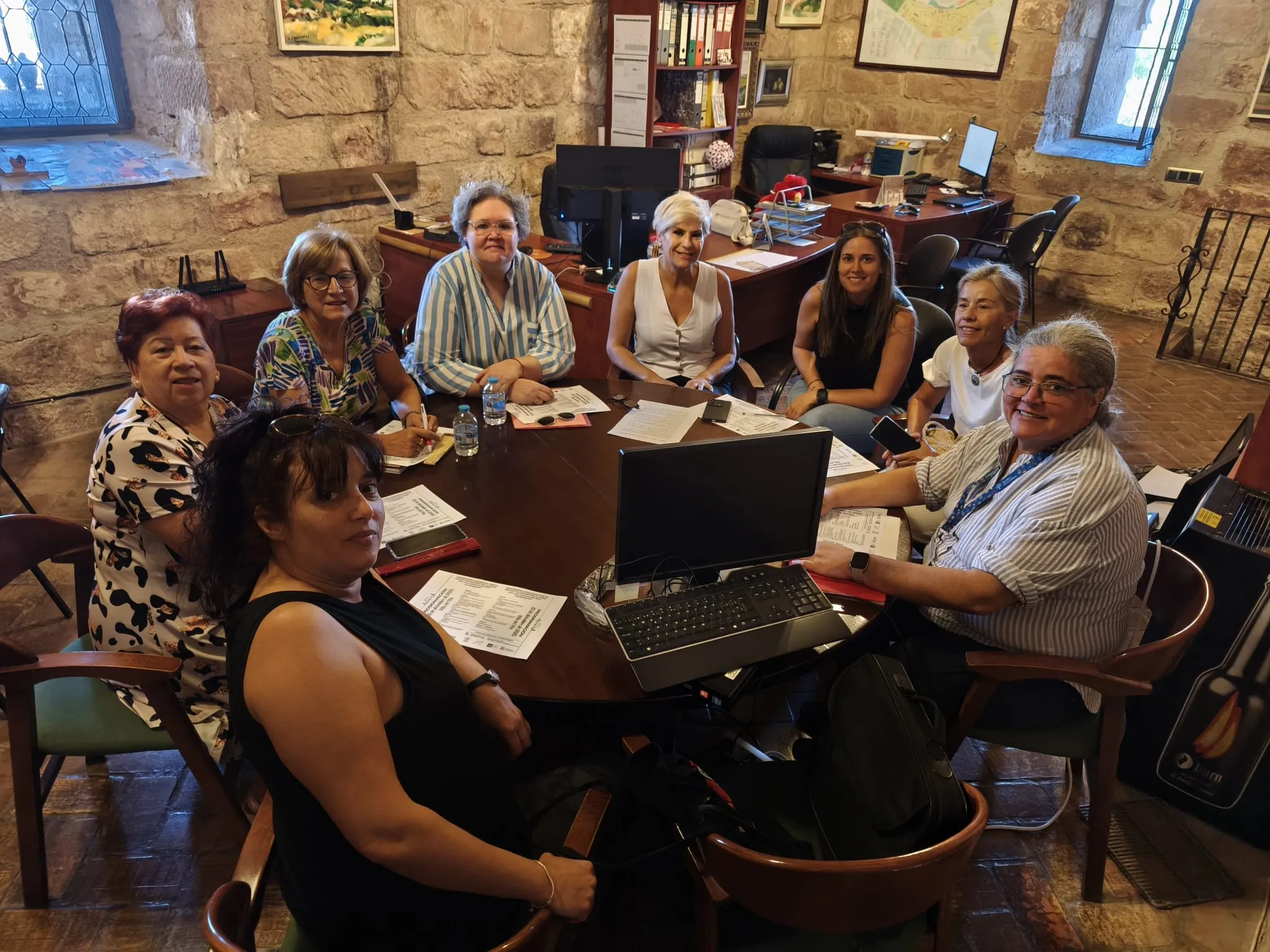 Representantes de asociaciones locales y personal sanitario participan en la coordinación del I Encuentro Comarcal por la Salud y el Bienestar.