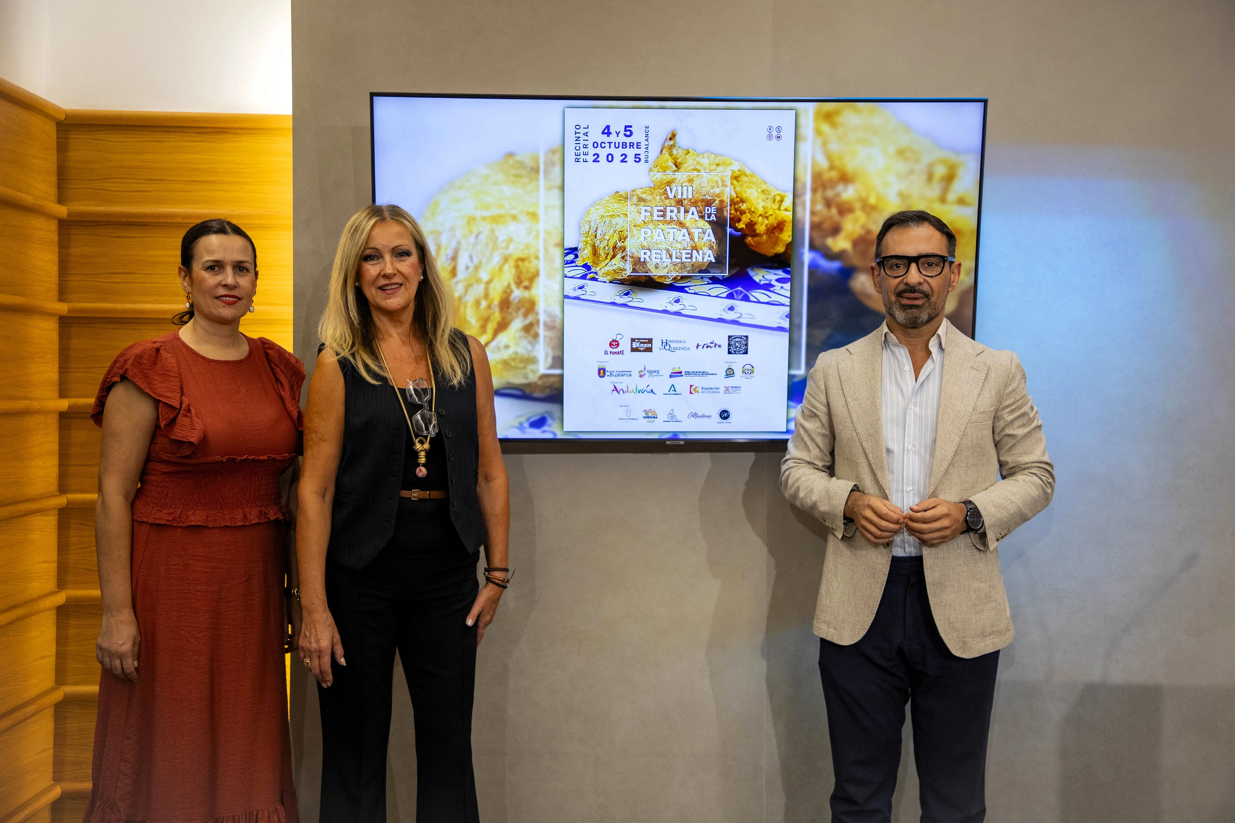 El delegado de Desarrollo Económico, Félix Romero, acompañado de la alcaldesa de Bujalance Elena Alba y la concejala de Turismo Juliana Mª Delgado, durante la presentación del evento gastronómico. Foto: Diputación de Córdoba