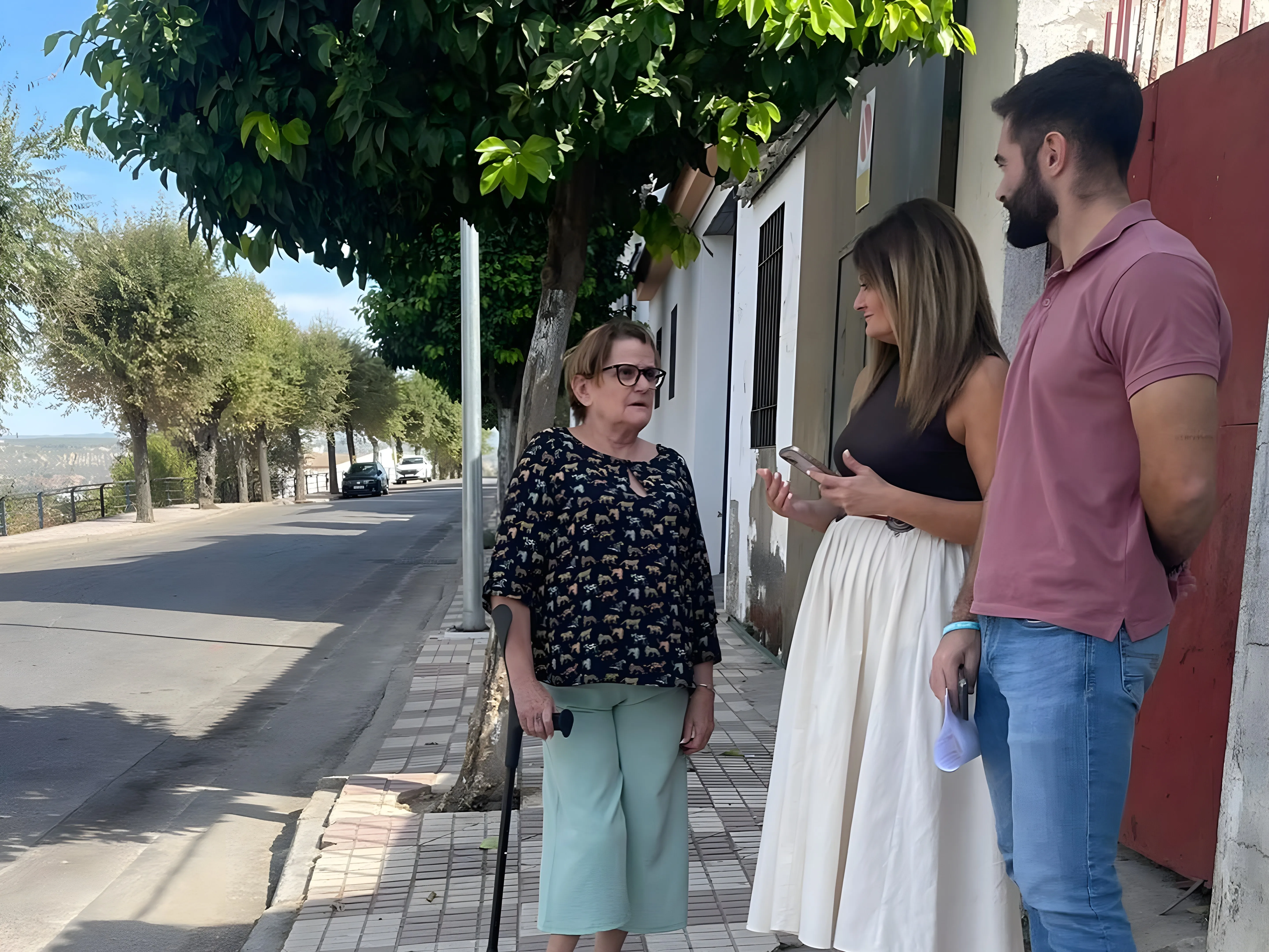 Autoridades y técnicos revisan las obras en Ronda Tenerías, que buscan garantizar la seguridad de los vecinos y mejorar la movilidad.