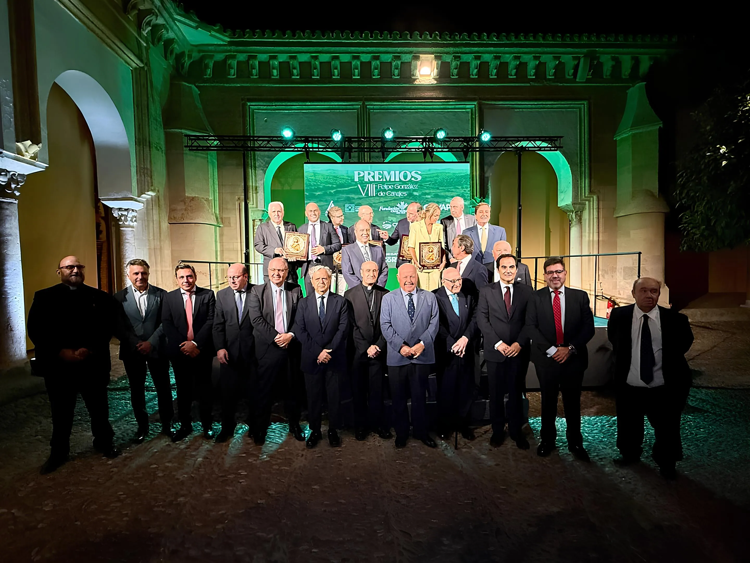 Autoridades, patrocinadores y premiados de los VIII premios Felipe González de Canales al sector agrario. Foto: Diputación de Córdoba