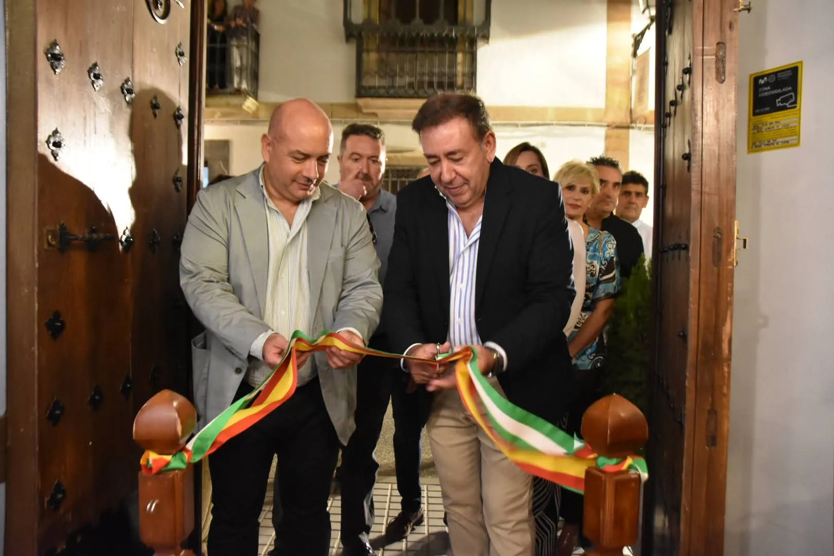 El Alcalde de Villa del Río, Jesús Morales, y el delegado de cultura de la Diputación de Córdoba, Gabriel Duque, cortan la cinta dando por inaugurada la X Bienal de Arte. Foto: Ayuntamiento de Villa del Río 