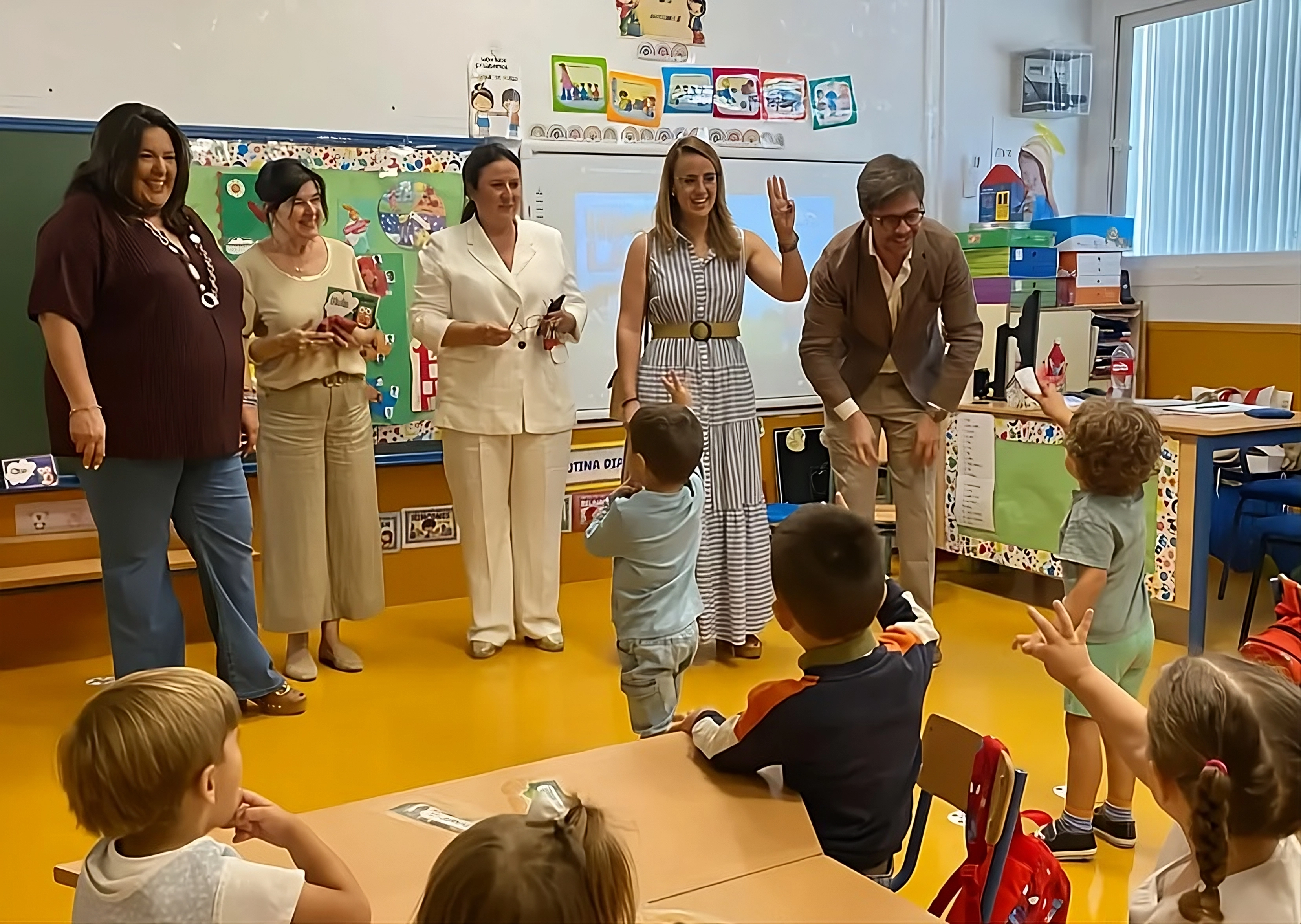  Lola Amo (izda.) y Diego Copé (dcha.), junto a otras autoridades, en la visita al CEIP Nuestra Señora del Rosario de Montoro. Foto: Junta de Andalucía