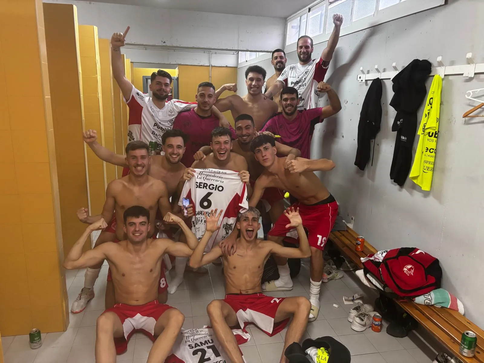 Los jugadores del Beconet Bujalance celebran el triunfo.