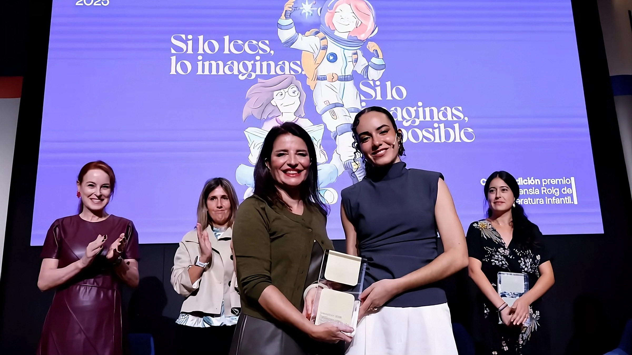 Ana Ortiz (derecha), de 22 años, ha ganado el Premio Hortensia Roig de literatura infantil 2025 con su obra Amor a primera fórmula.