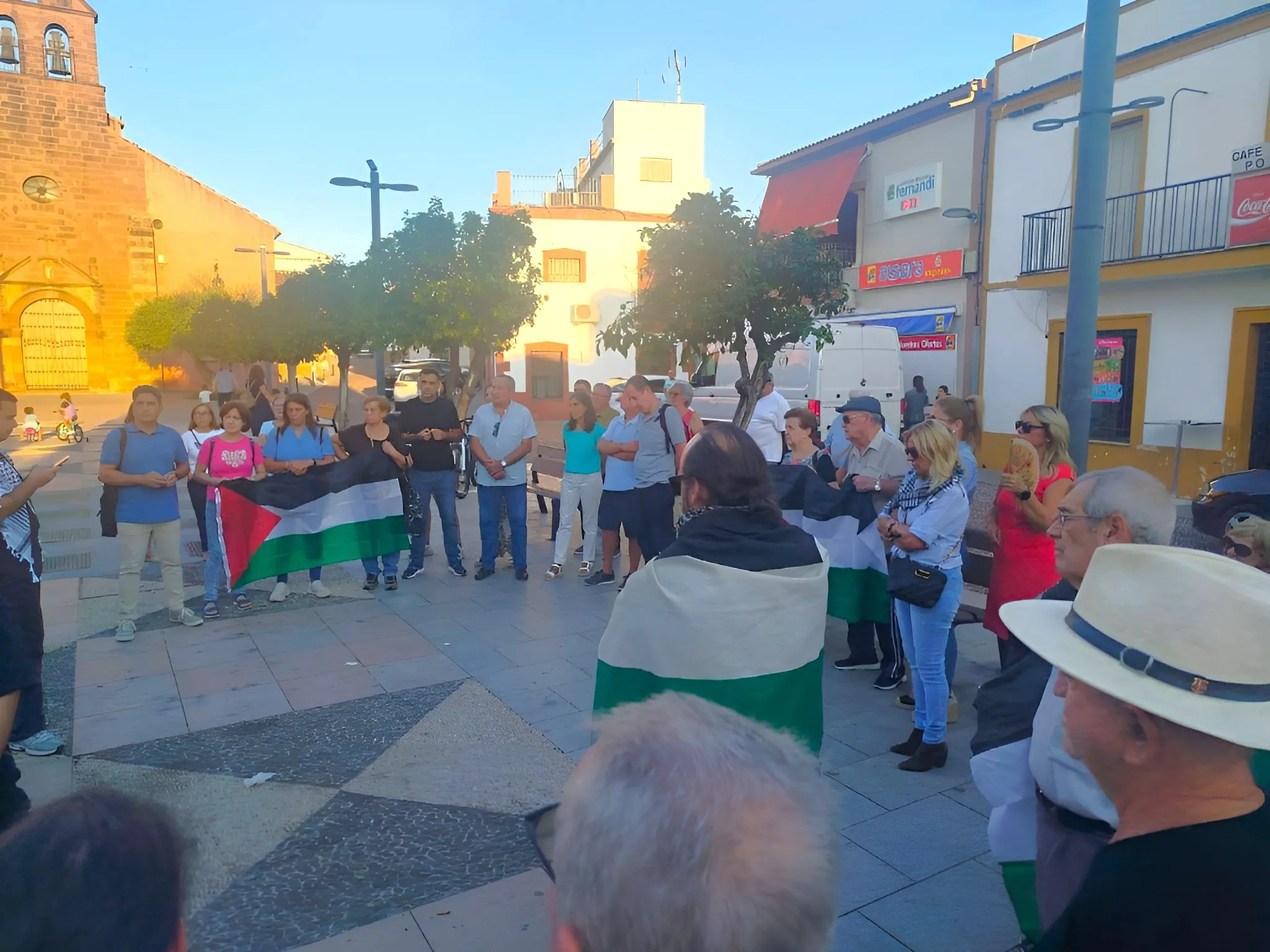 Vecinos de Pedro Abad en la concentración de este pasado jueves en El Paseo.