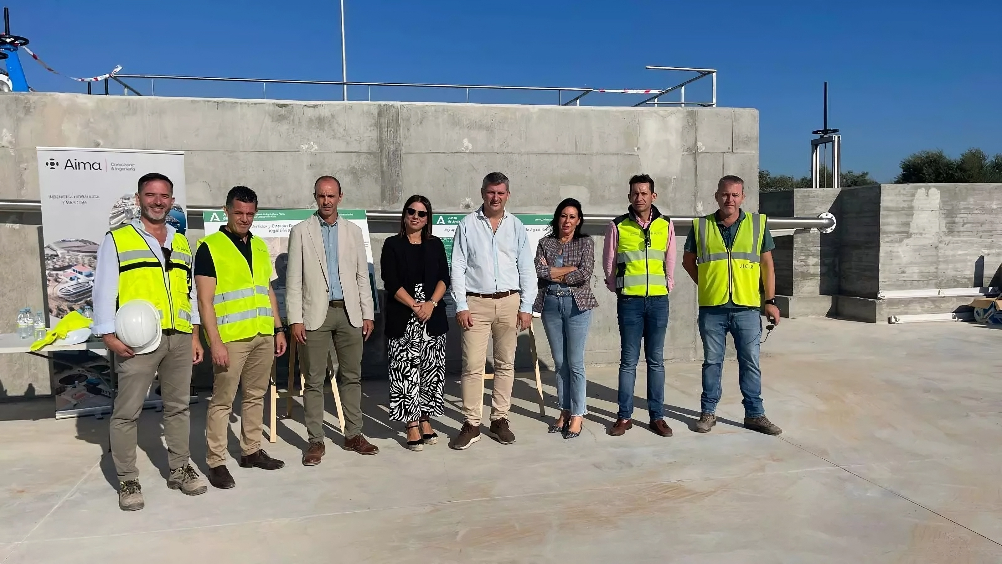 Francisco Acosta y Encarnación Jiménez (centro), durante la visita las obras de la EDAR de Algallarín. Foto: Junta de Andalucía