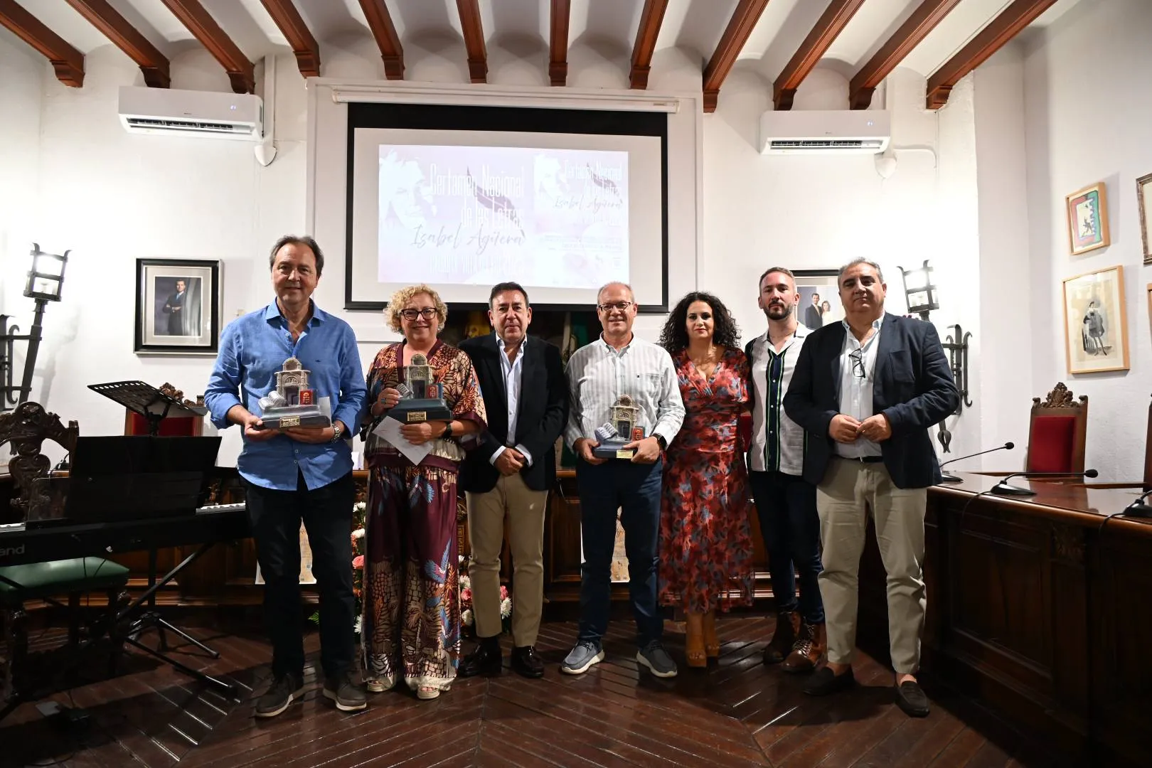 Las autoridades municipales, junto a los ganadores del Certamen Nacional de las Letras Isabel Agüera 2025
