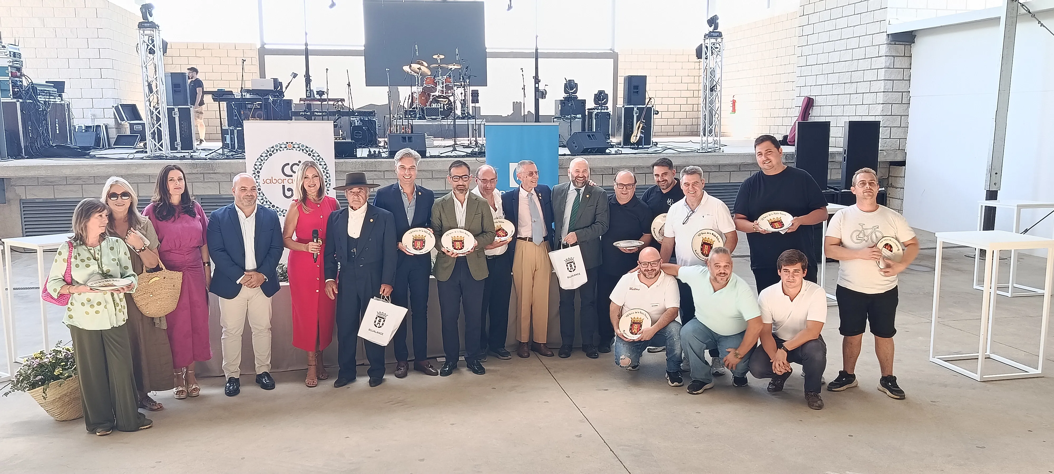 Autoridades, embajadores de la Patata Rellena y representantes del tejido empresarial local en la inauguración de la VIII Feria de Bujalance, que reunió a miles de visitantes en el auditorio Camilo Sesto.