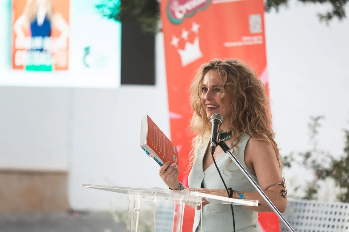 La autora Yolanda Saenz de Tejada en la presentación del libro en Cañete de las Torres - Foto: Ayuntamiento de Cañete de las Torres