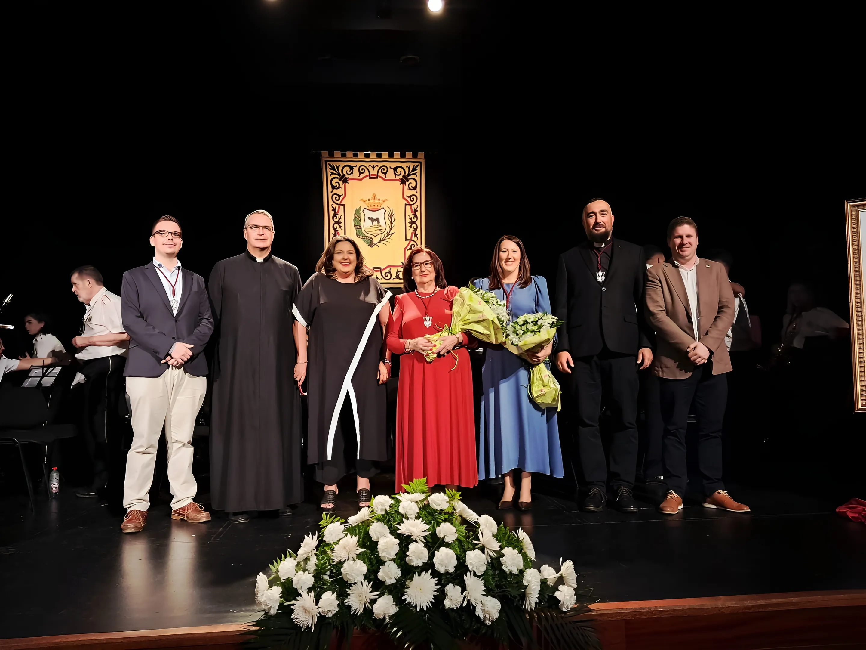 Elena Román (centro) fue la encargada de emocionar a Montoro con un fantástico pregón. Foto: Ayuntamiento de Montoro