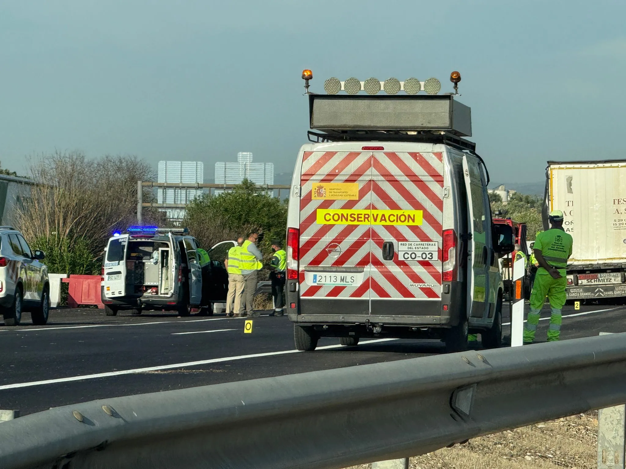 La A-4 permanece cortada por el accidente entre 2 camiones en El Carpio