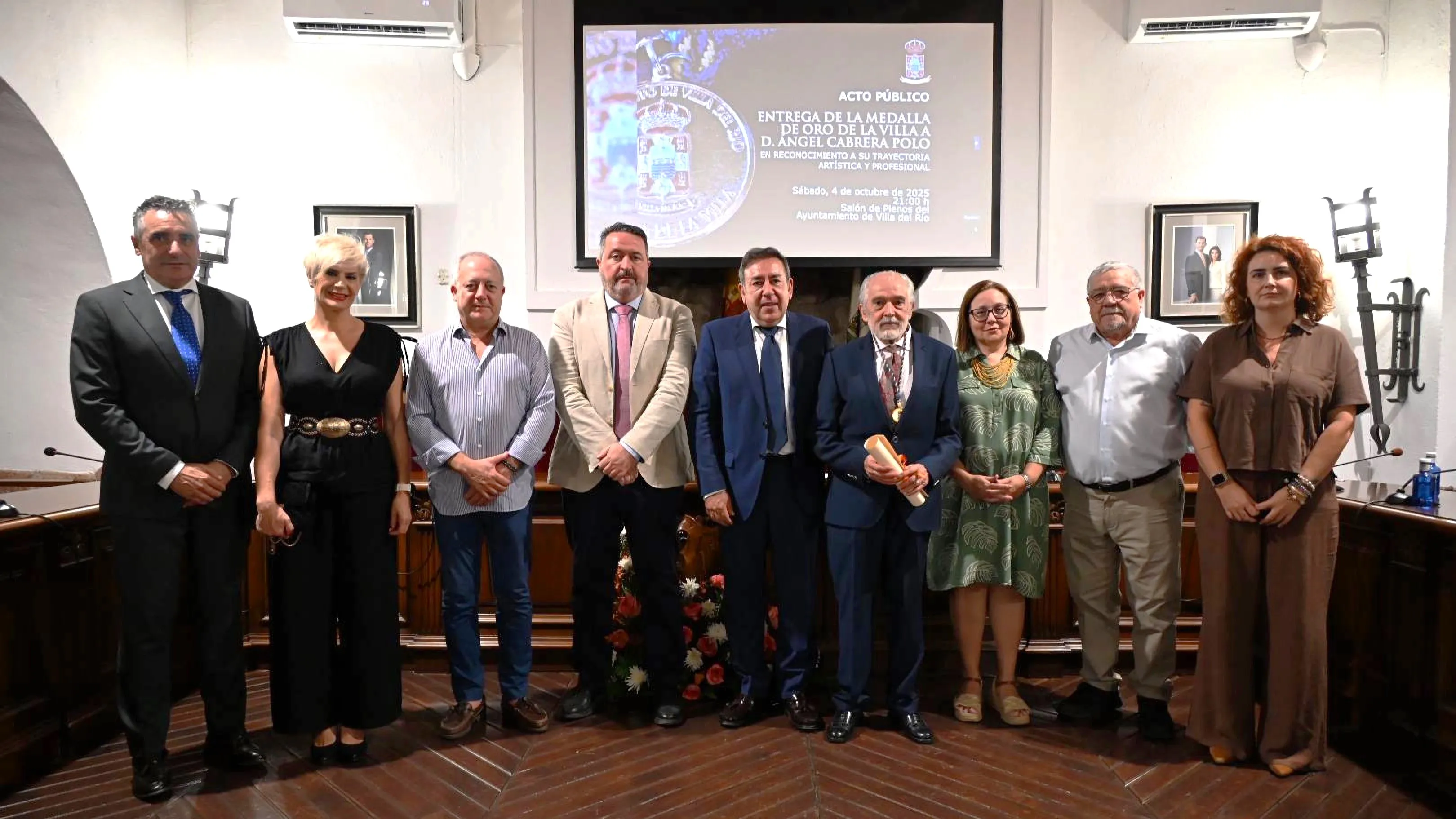 Villa del Río entrega la Medalla de Oro al pintor Ángel Cabrera. Foto: Ayuntamiento de Villa del Río