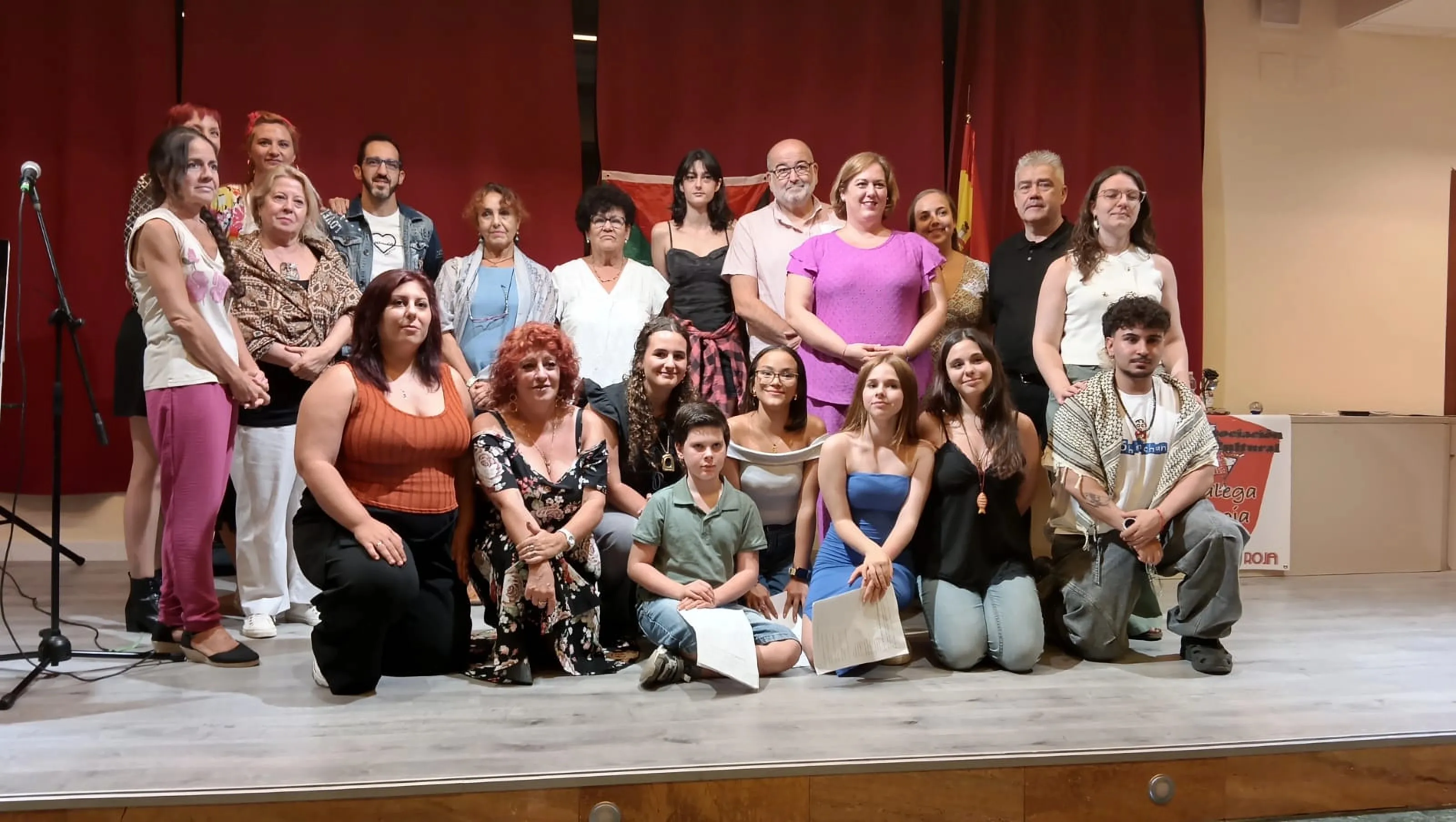 Foto de familia tras el acto de encuentro Poetas por la Paz en Villafranca de Córdoba.