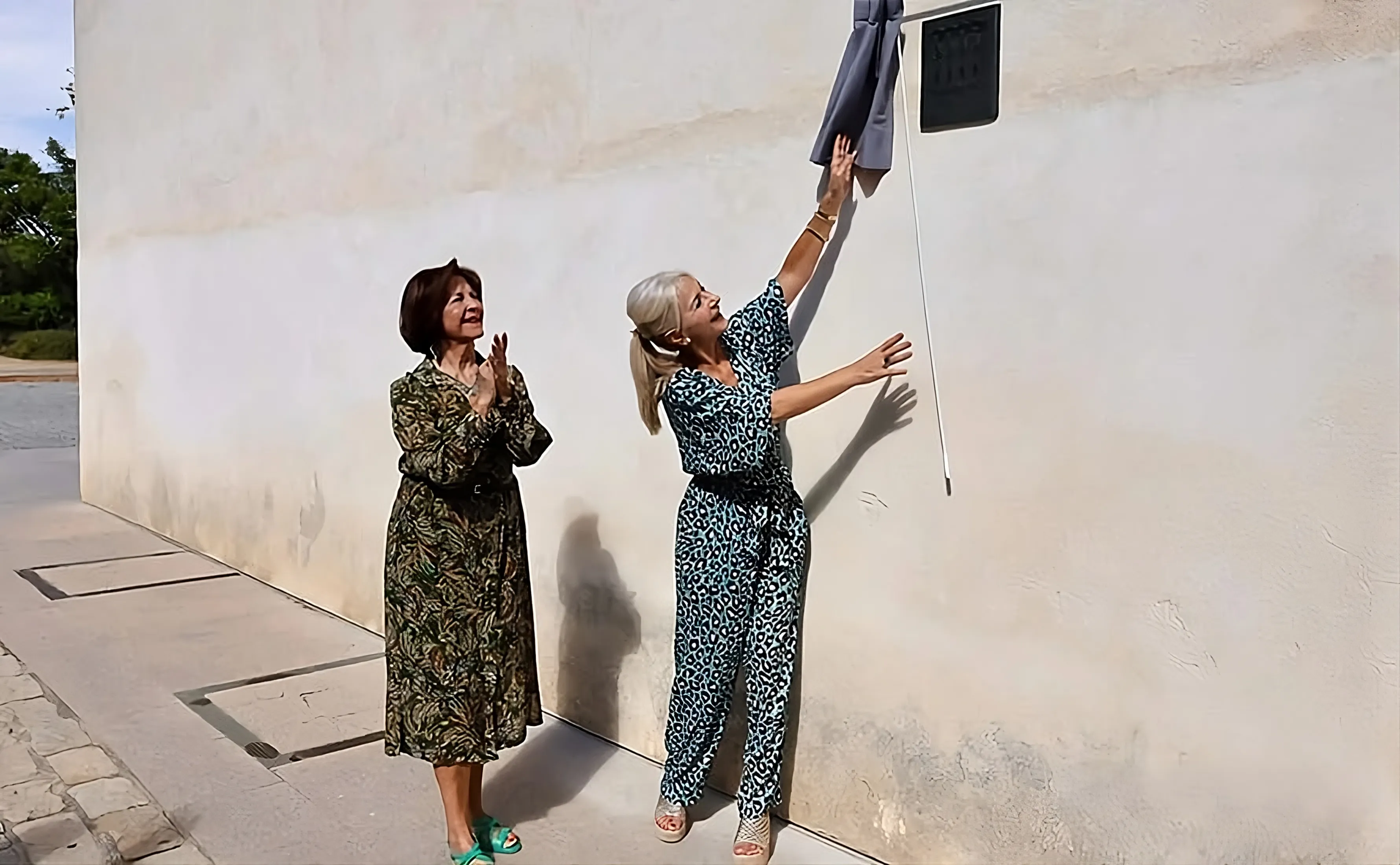 Placa conmemorativa por el Premio Europa Nostra por la restauración de los Efebos de Pedro Abad. Foto: Junta de Andalucía