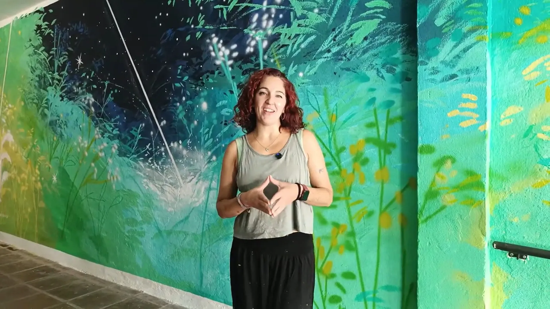 María Ortega, junto a su mural. Foto: Ayuntamiento de Villa del Río