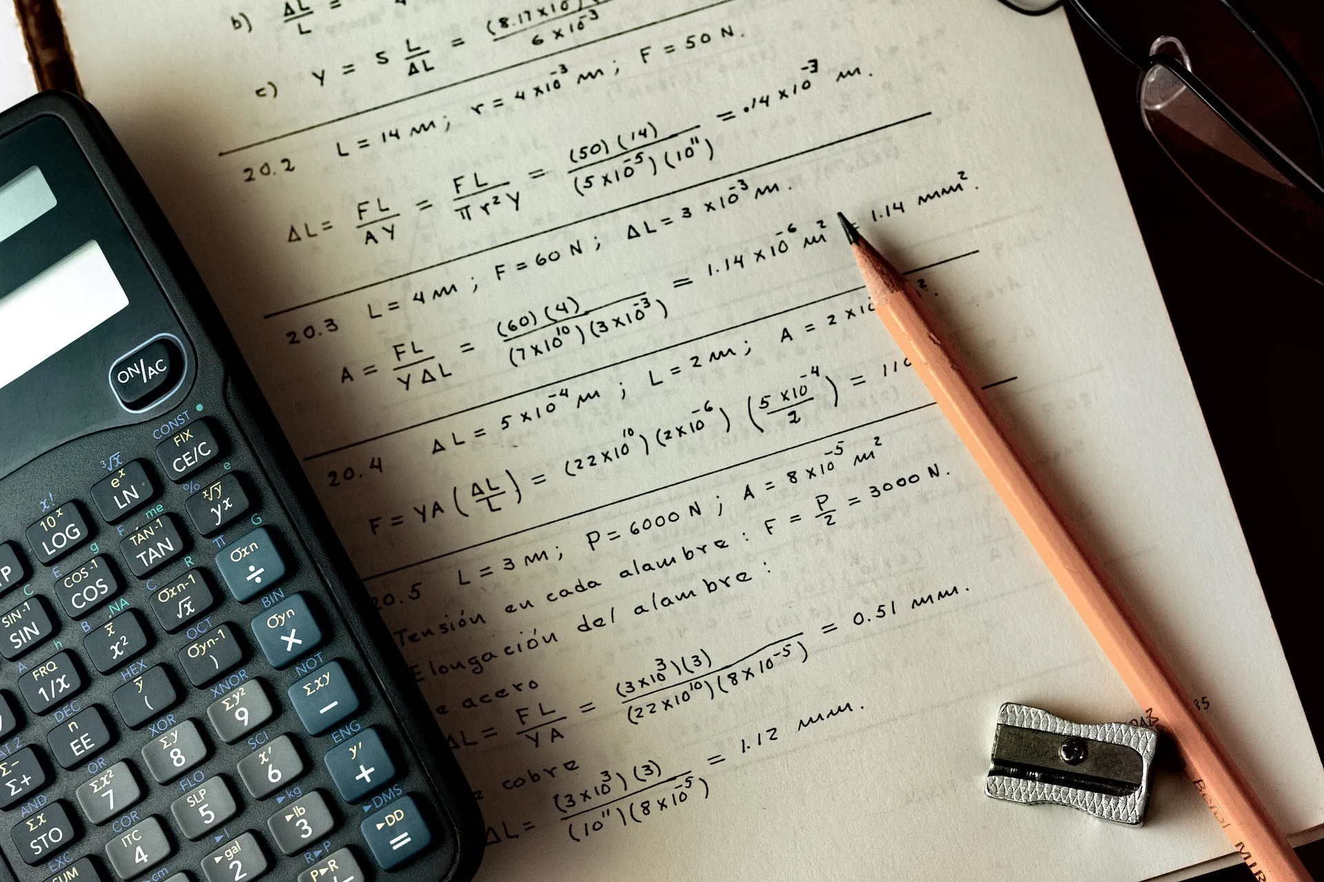 La medida establece que, en los grados donde Matemáticas II y Matemáticas Aplicadas a las Ciencias Sociales II se ponderan con el coeficiente máximo (0,2), solo se tendrá en cuenta la calificación más favorable de una de ellas, junto con otra materia distinta.