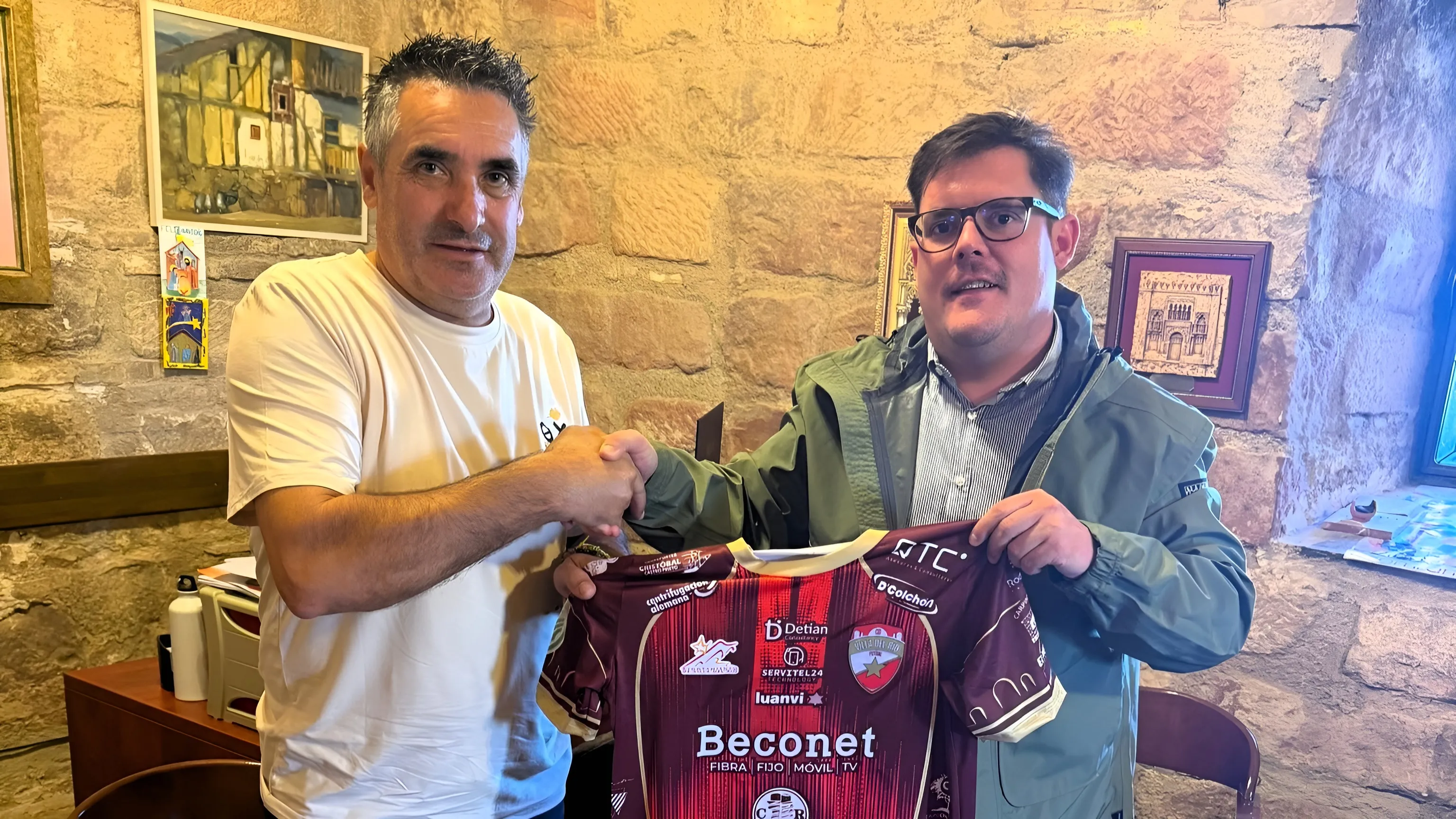 Antonio Rubio Moyano y Quiterio Torralba Calleja durante la firma del convenio entre el Ayuntamiento de Villa del Río y Villa del Río Futsal.