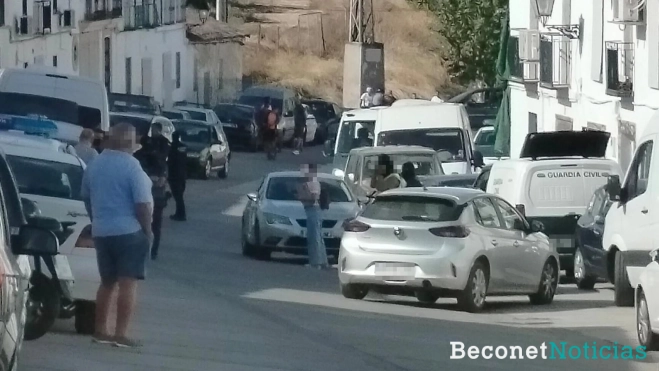 Momento de una de las intervenciones en la calle Pozonuevo de Bujalance.