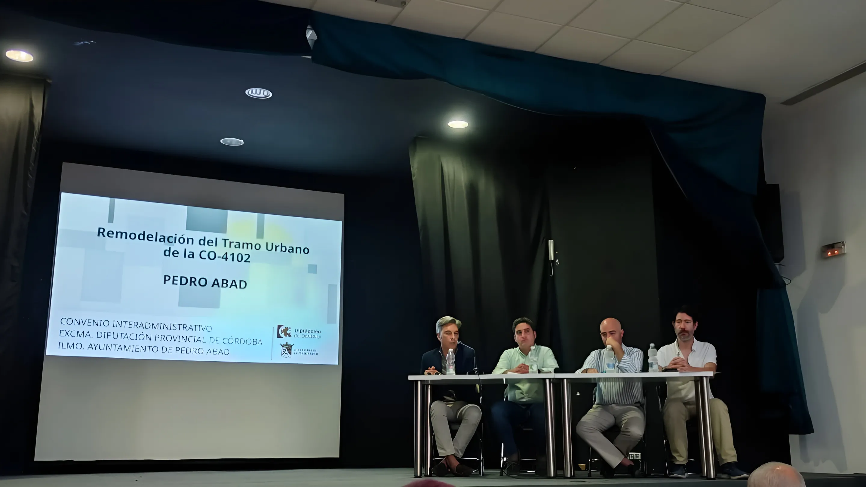 El Centro Multicultural de Pedro Abad acogió una reunión con los vecinos de la Calle Redonda de la Estación para explicar el proyecto de la obra que afectará a esta vía.