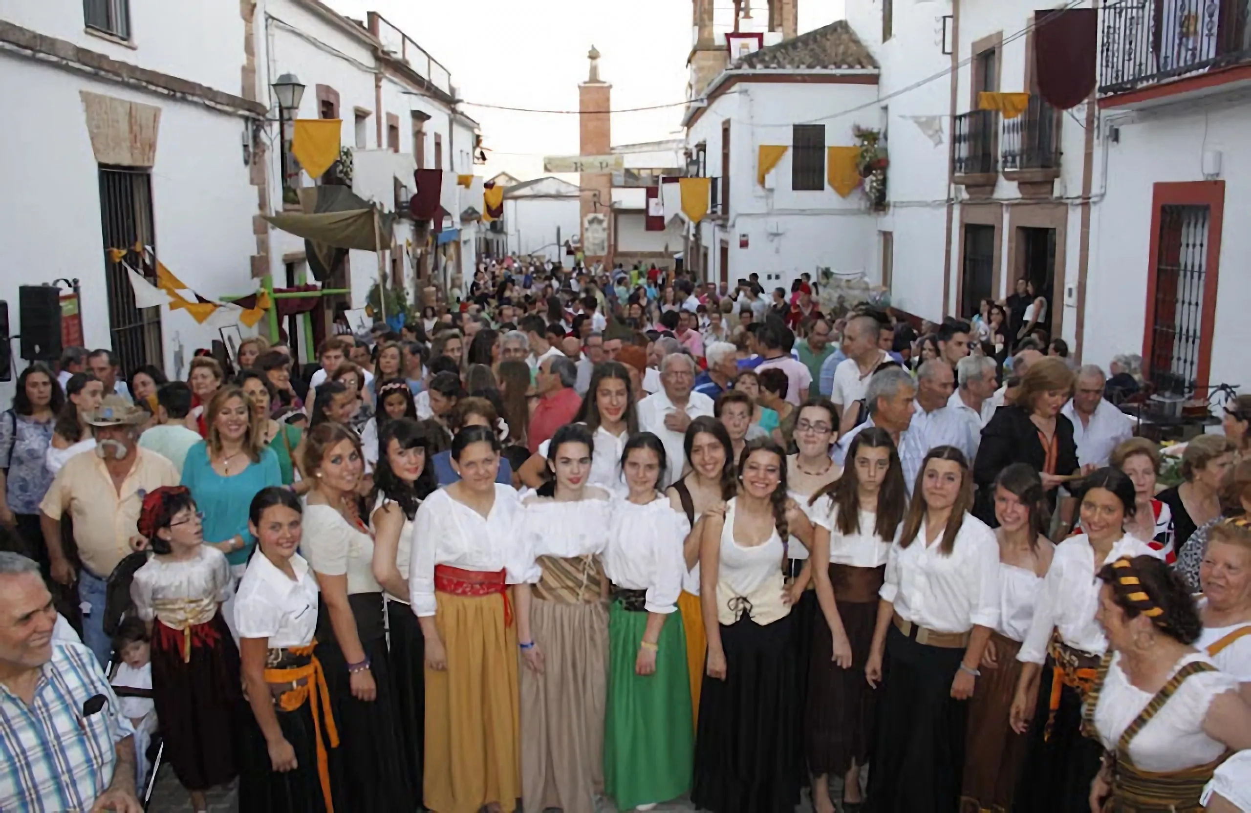 Vecinos y visitantes participan en la XI Jornada Camino Real de la Plata en Adamuz, disfrutando de recreaciones históricas, música renacentista y actividades para toda la familia. Foto: Ayuntamiento de Adamuz