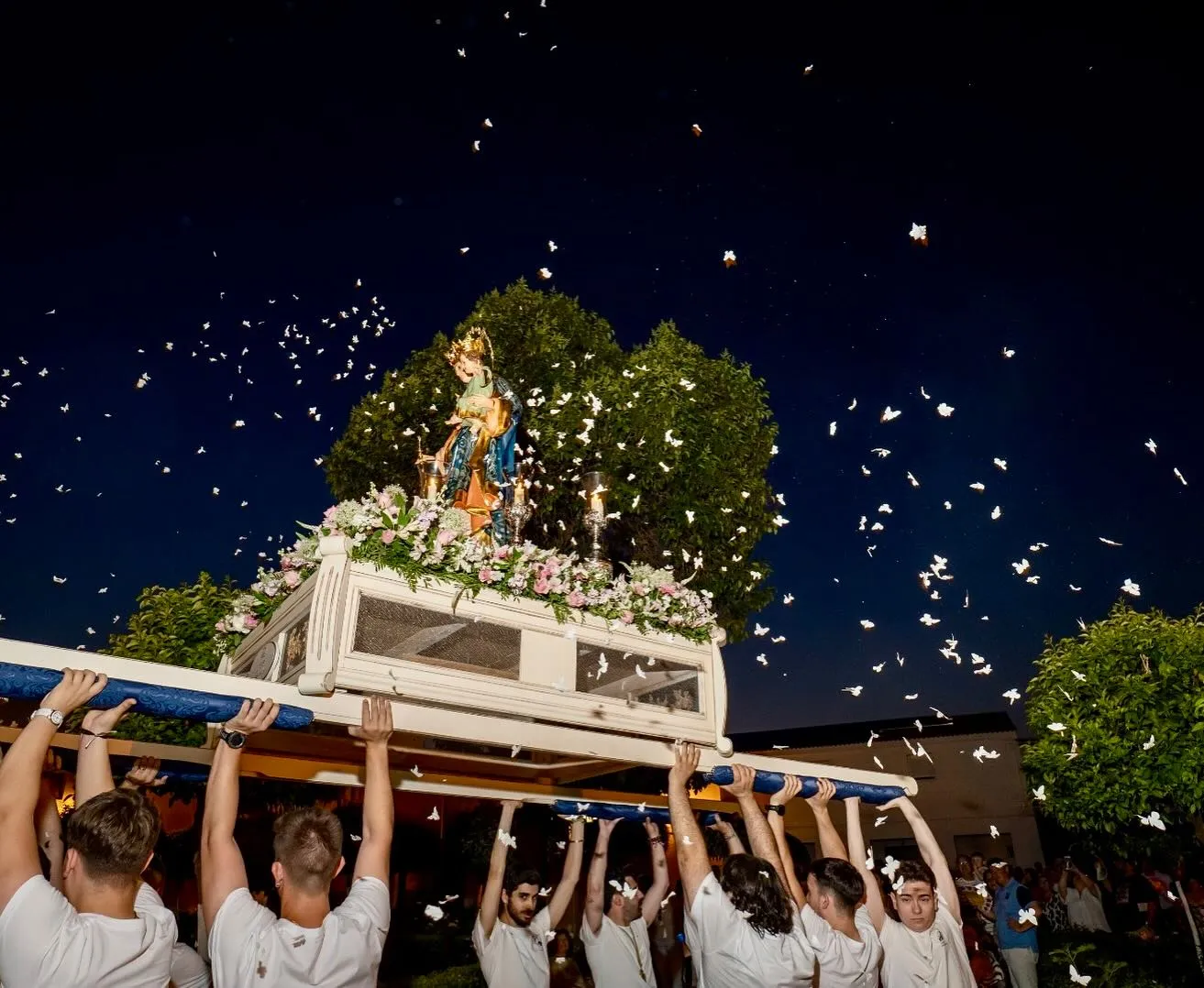 María Auxiliadora elevada al cielo por sus porteadores en Maruanas. Foto: Ayuntamiento de El Carpio