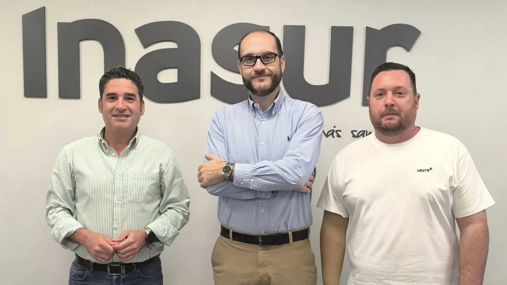 El alcalde de Pedro Abad junto a los responsables de la empresa de donde procedían los malos olores, ya solucionado.