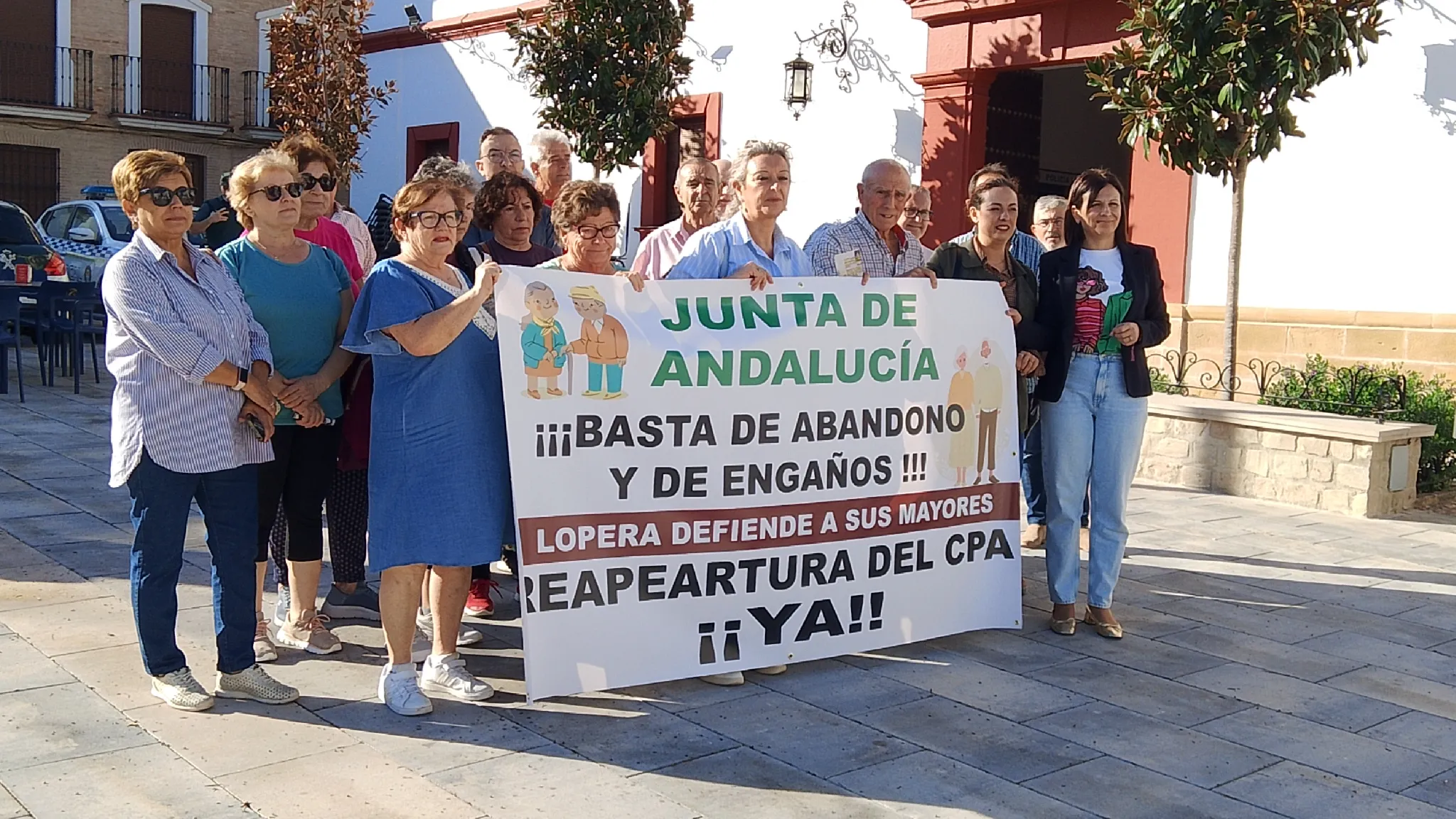Los vecinos y las autoridades de Lopera se manifiestan para la reapertura del CPA