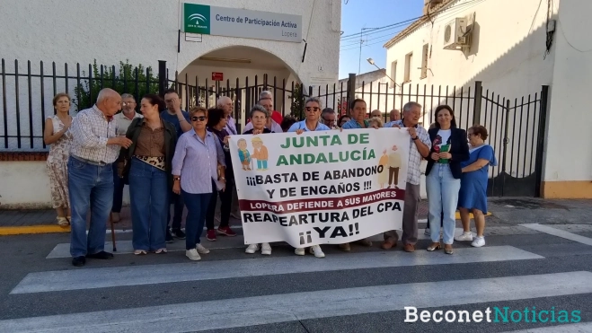 Vecinos de Lopera, delante del CPA, denunciando la situación Vecinos de Lopera, delante del CPA, denunciando la situación