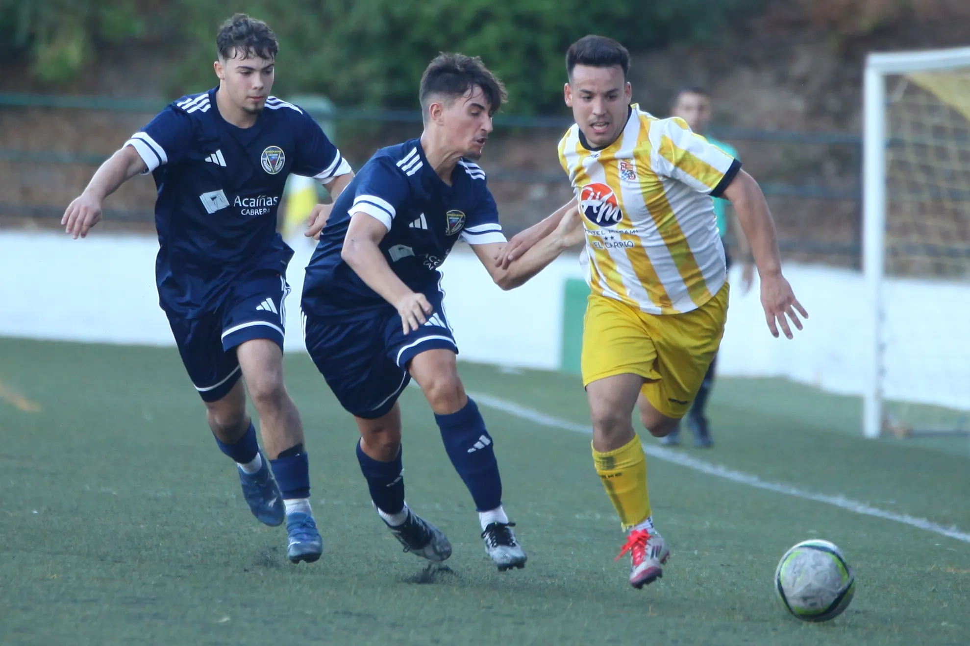 Una jugada del partido de El Carpio C.F. frente al C.D. Figueroa. Foto: Paquito Muñoz