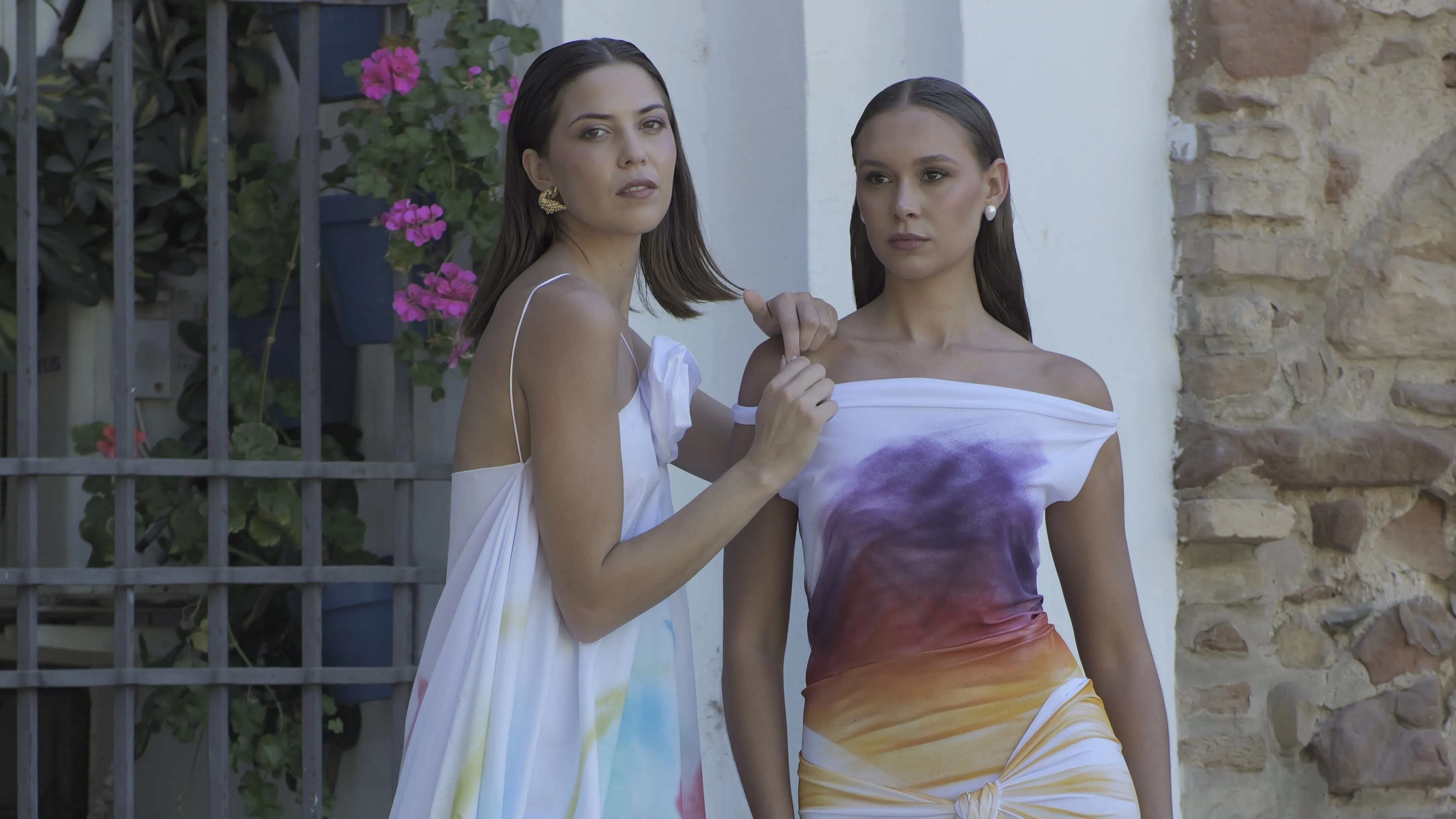 “Vestir el Arte” destacó como una de las citas más originales, logrando una conexión directa entre moda, pintura y arte en vivo que cautivó al público.