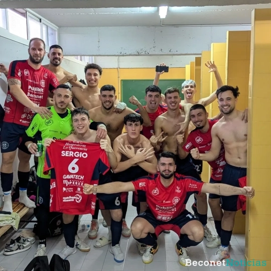 Los jugadores del Beconet Bujalance celebran la segunda victoria de la temporada.
