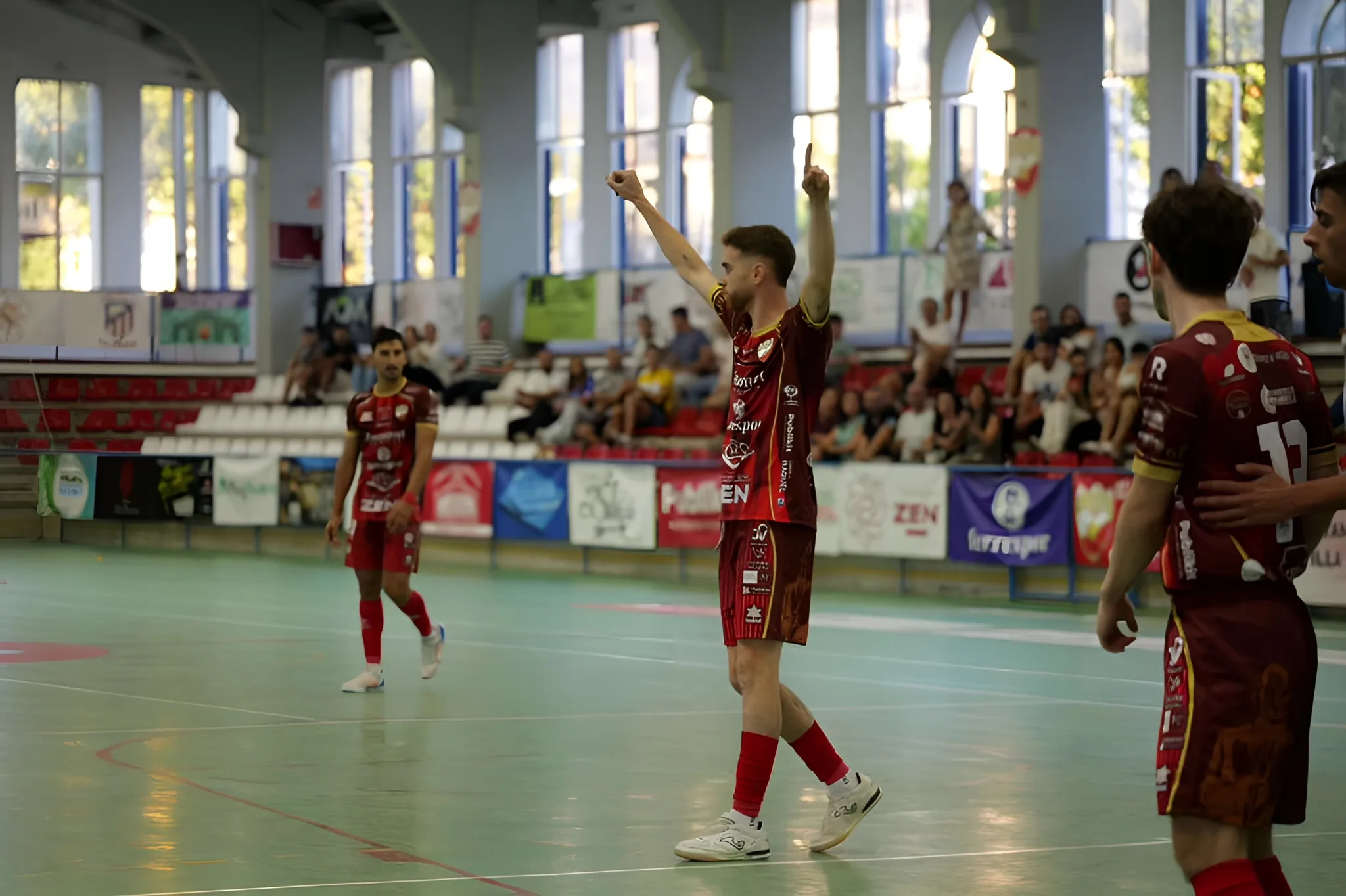Ávila celebra uno de los 7 goles del Villa del Río Futsal frente al Galaroza F.S. Foto: Andrés Tena