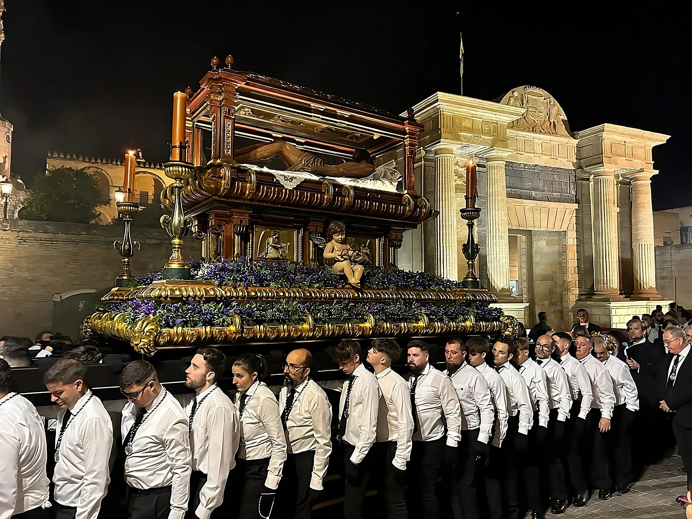El Santo Sepulcro de El Carpio a su paso por el entorno de la mezquita y el puente romano de Córdoba. Foto: Ayuntamiento de El Carpio