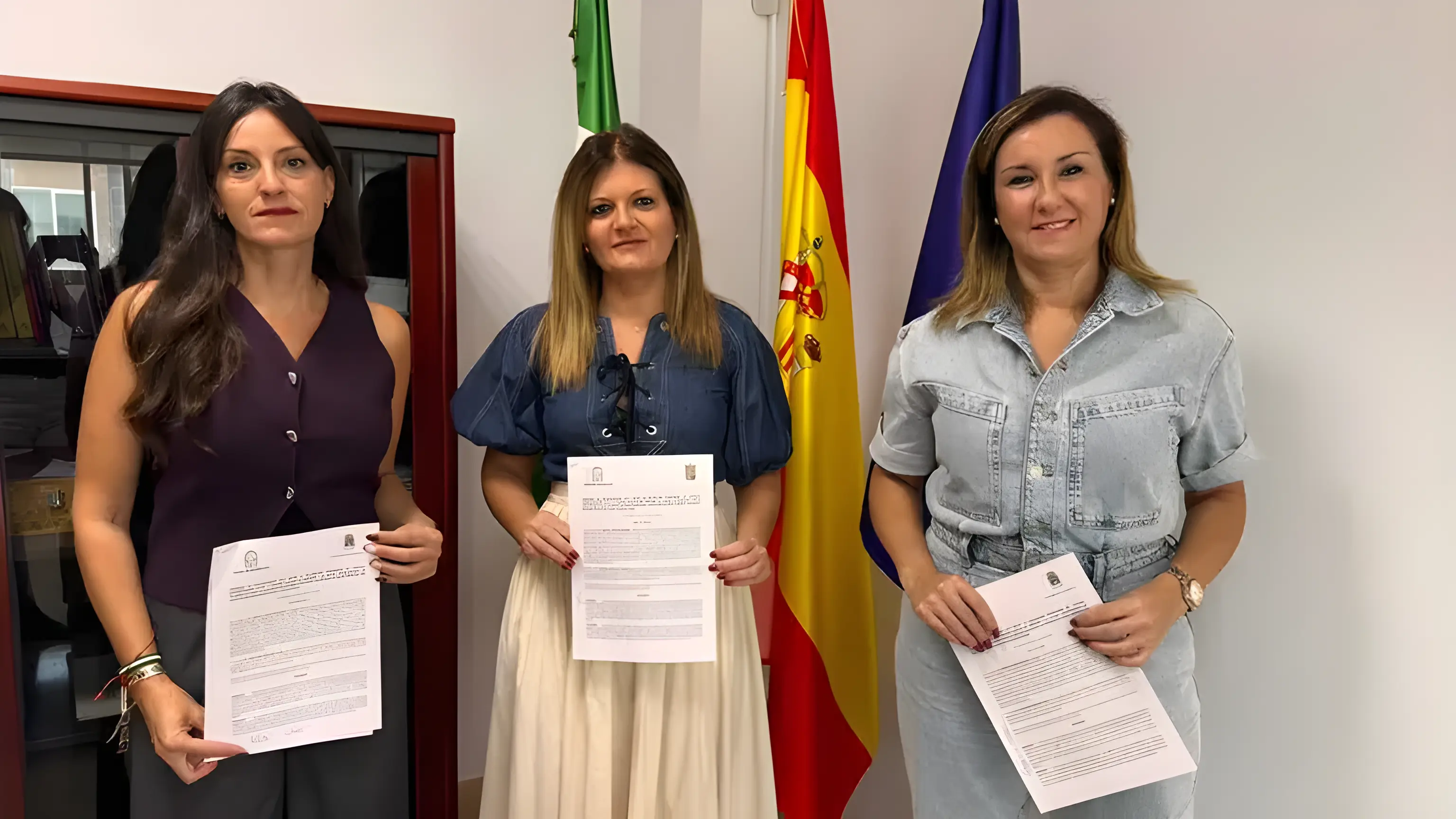 Raquel López (dcha.), tras la firma de los acuerdos con Ana María Sánchez (izda.), y Vanessa Mariscal (centro). Foto: Junta de Andalucía