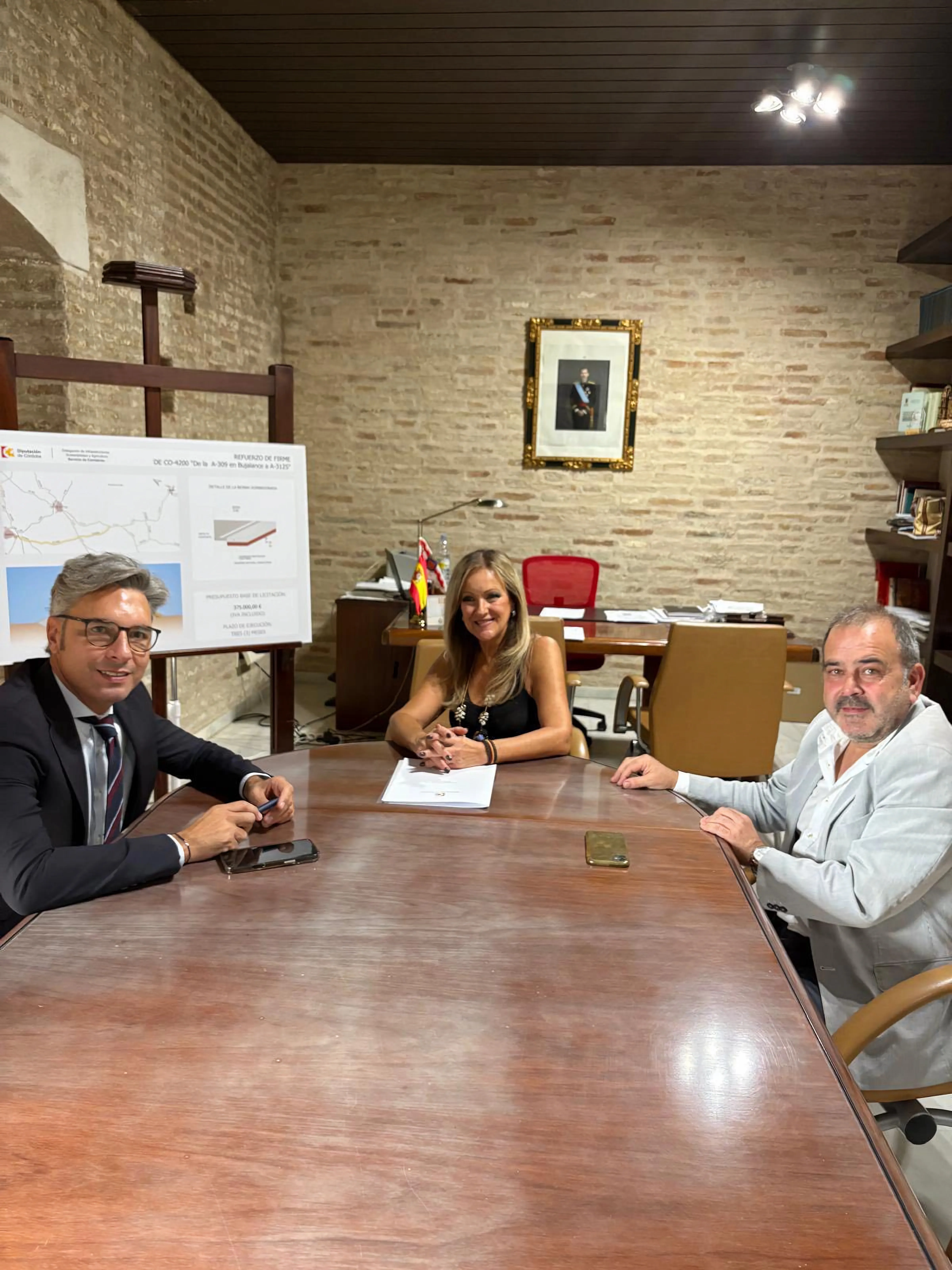Fotografía de la firma del convenio entre el responsable de infraestructuras de Diputación Andrés Lorite y la alcaldesa de Bujalance Elena Alba.