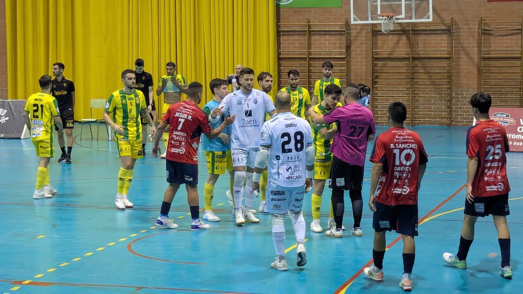 Saludo al finalizar el partido entre ambos equipos.