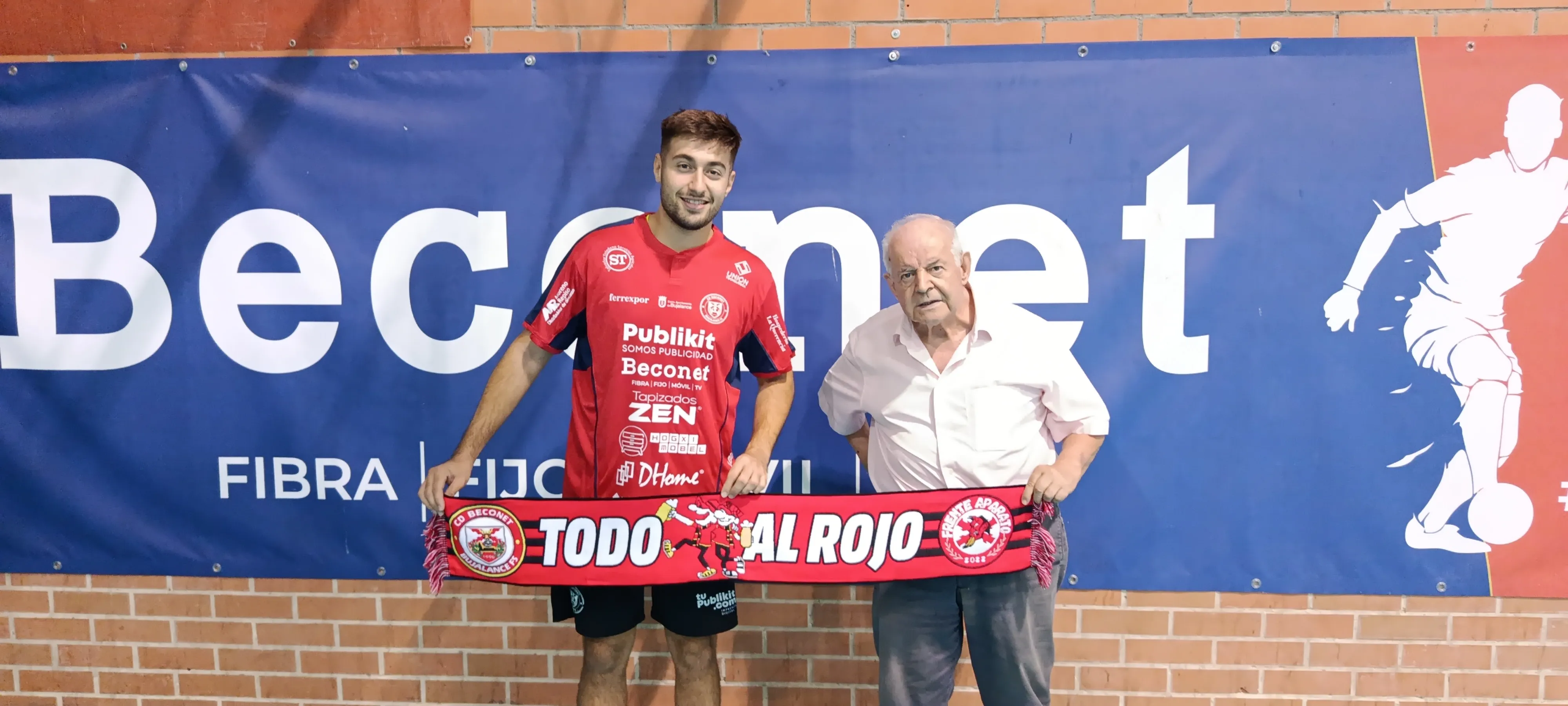 Alex Bernal, nuevo jugador del CD Beconet Bujalance FS, posando con el presidente José Romero 'Pepito'.