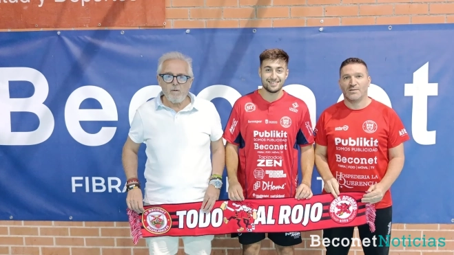 Alex Bernal (centro) junto a Miguel Pérez, vicepresidente del club (izda.) y el míster Lolo Vinos (dcha.) Alex Bernal (centro) junto a Miguel Pérez, vicepresidente del club (izda.) y el míster Lolo Vinos (dcha.)